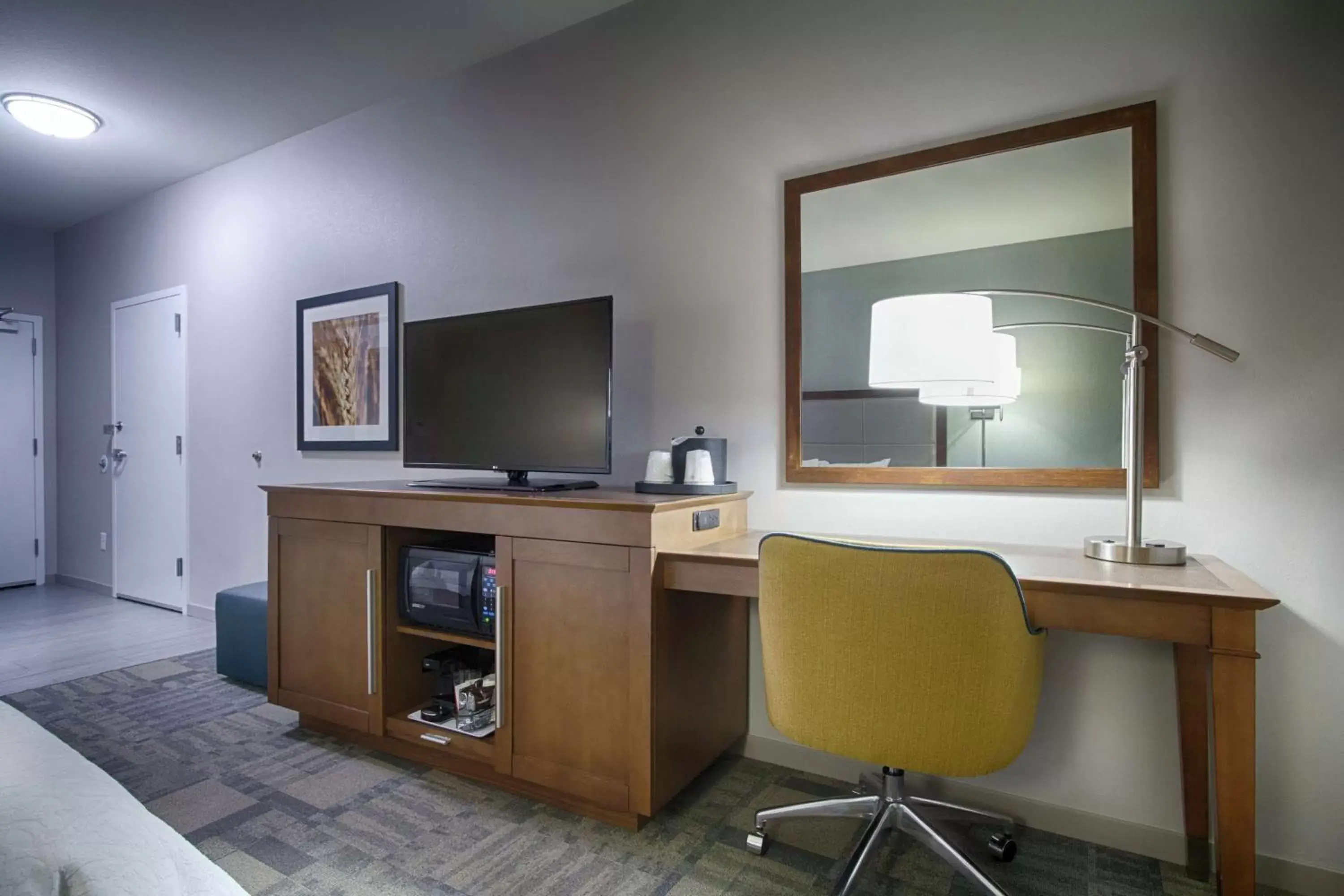 Bedroom, TV/Entertainment Center in Hampton Inn Salina