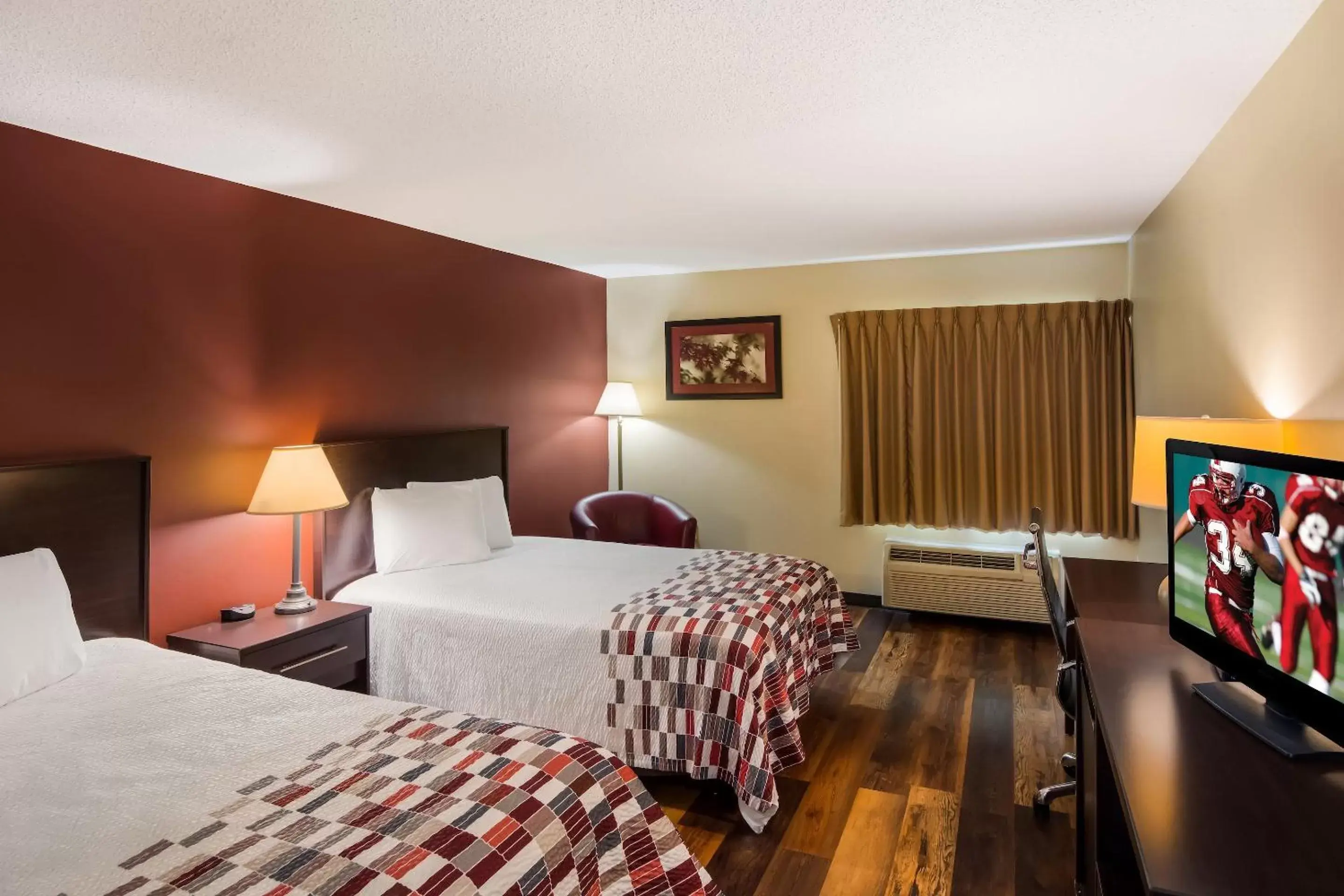 Photo of the whole room, Bed in Red Roof Inn Hendersonville