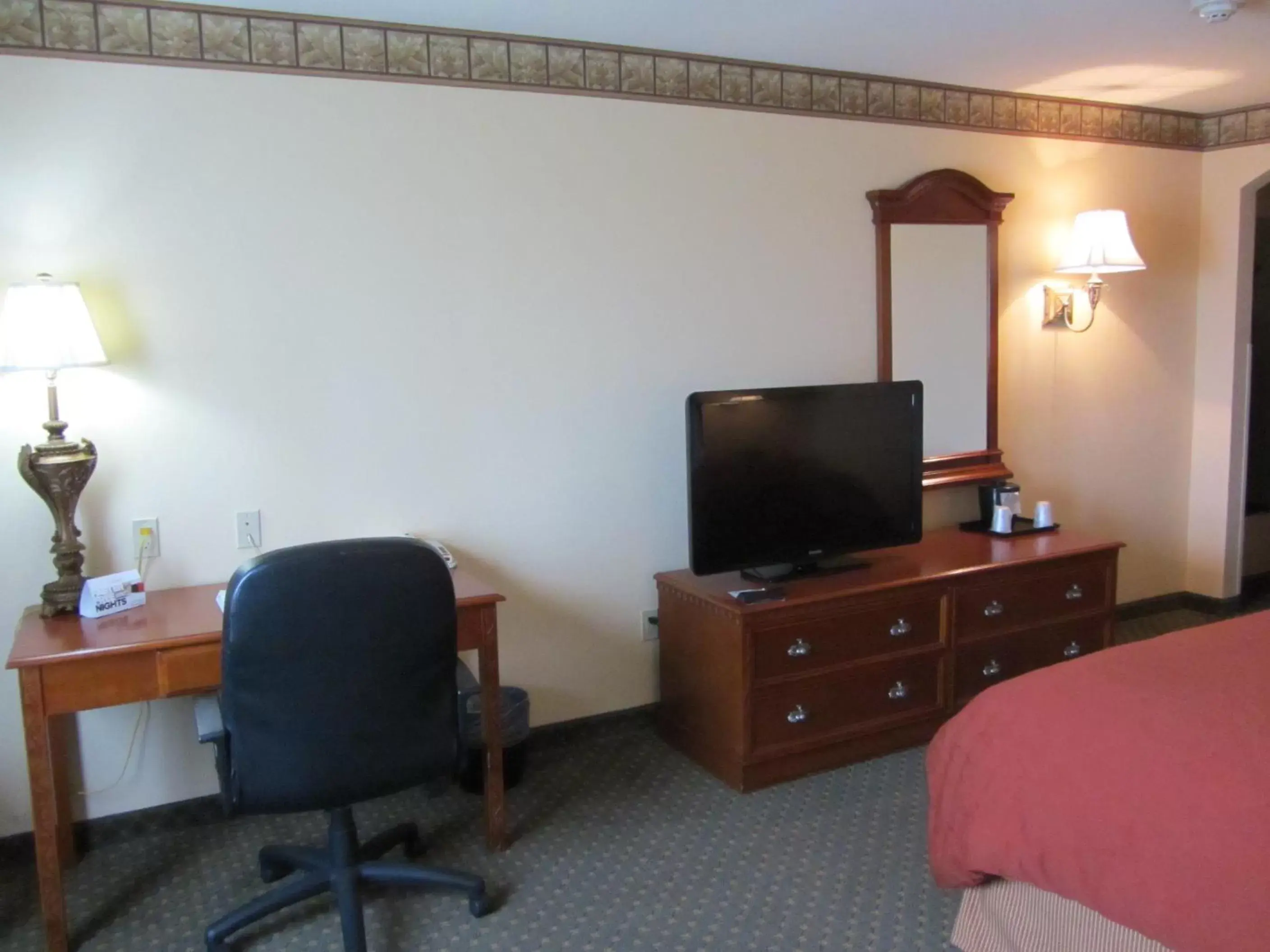 Photo of the whole room, TV/Entertainment Center in Country Inn & Suites by Radisson, Amarillo I-40 West, TX