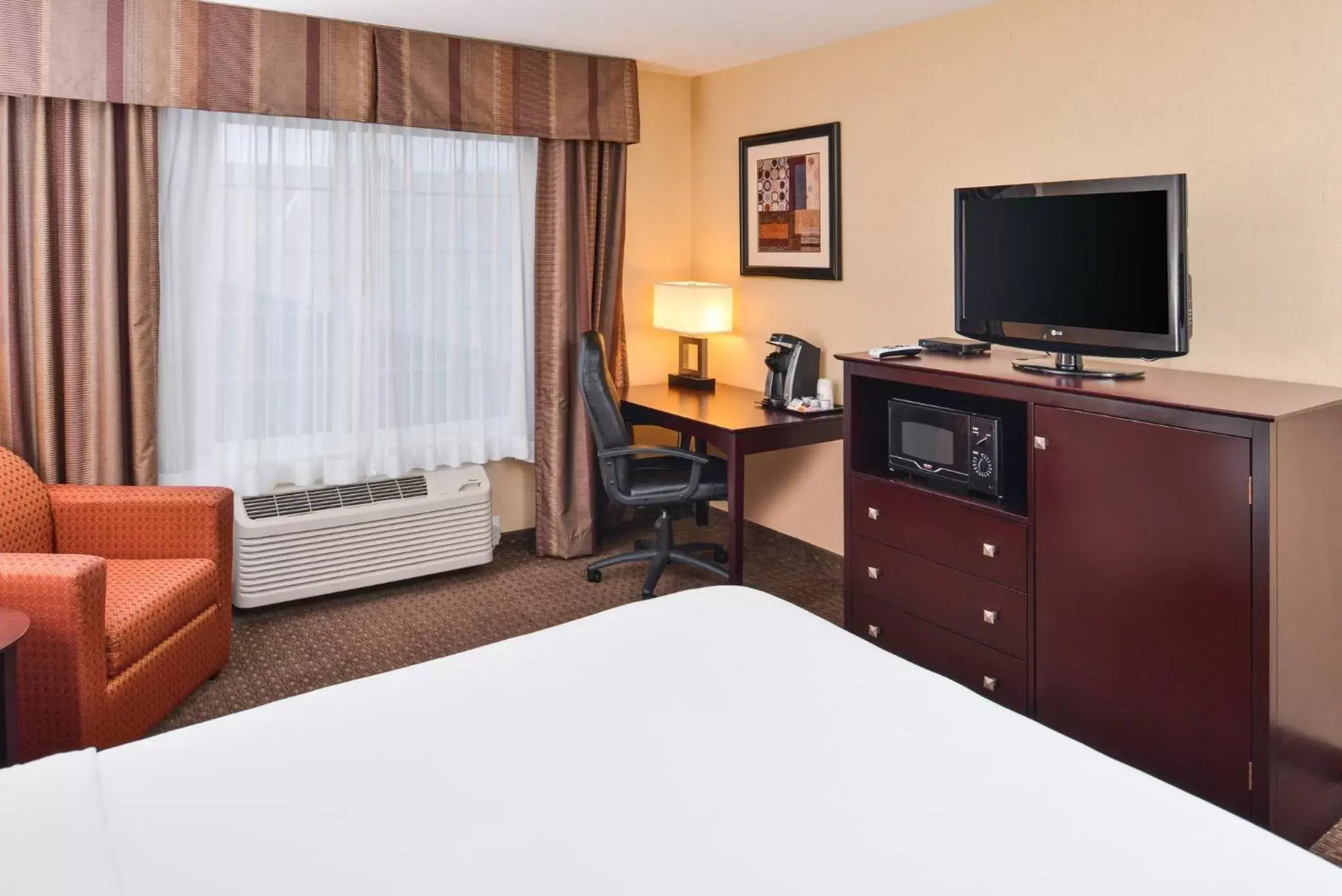 Photo of the whole room, TV/Entertainment Center in Holiday Inn Express Hotel & Suites Portland - Jantzen Beach, an IHG Hotel