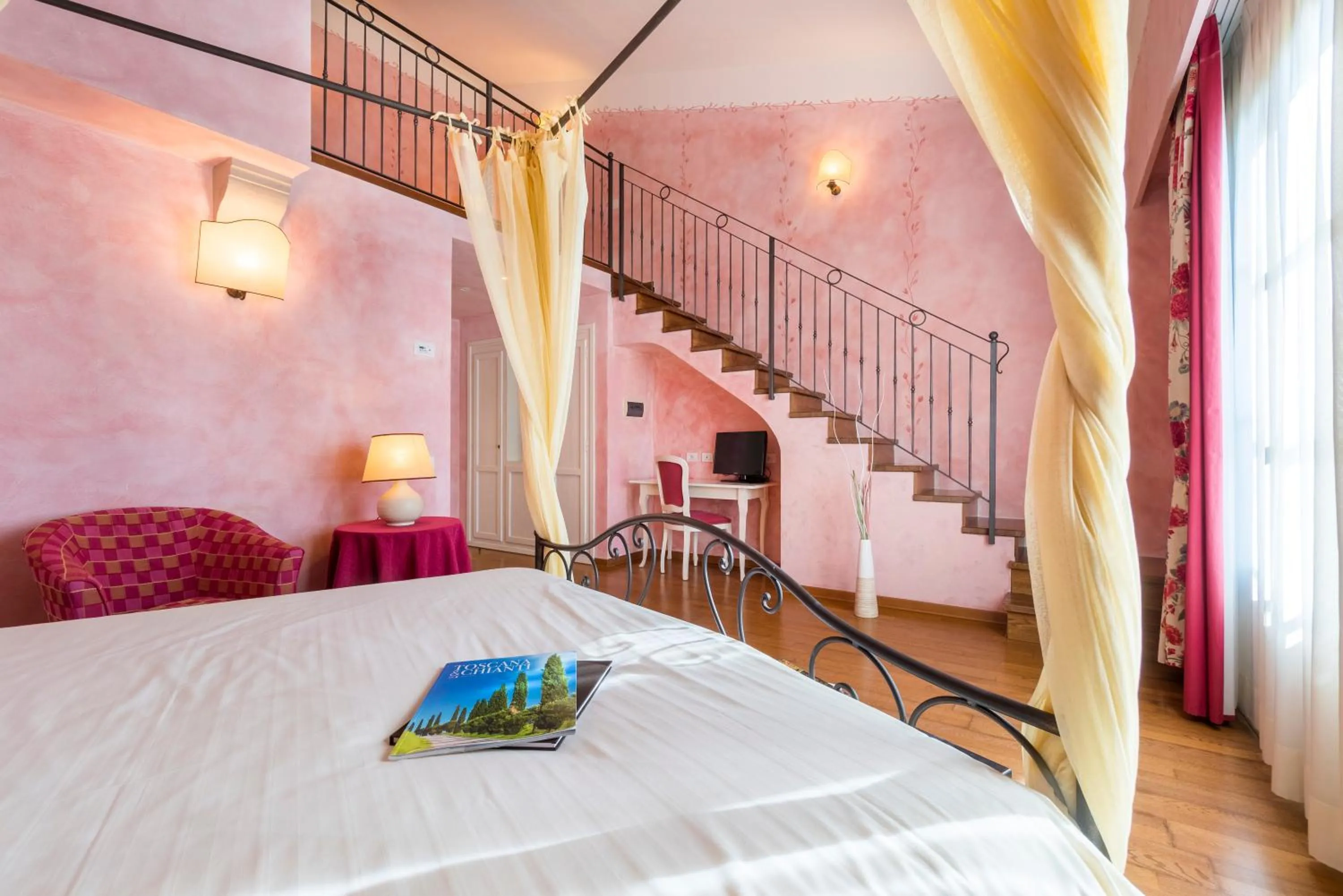 Bed in Hotel Borgo Di Cortefreda - Place of Charme