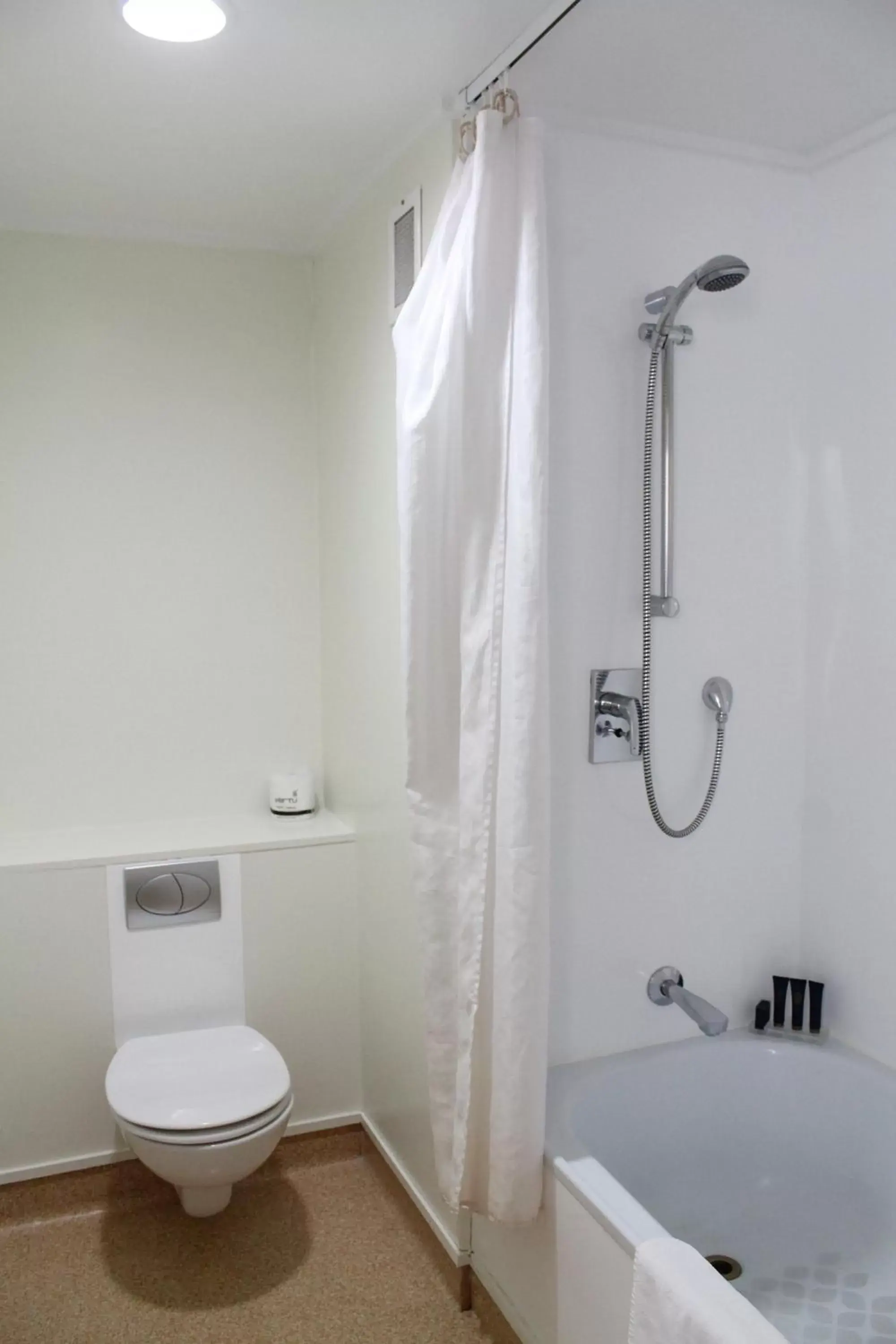 Bathroom in Willis Wellington Hotel