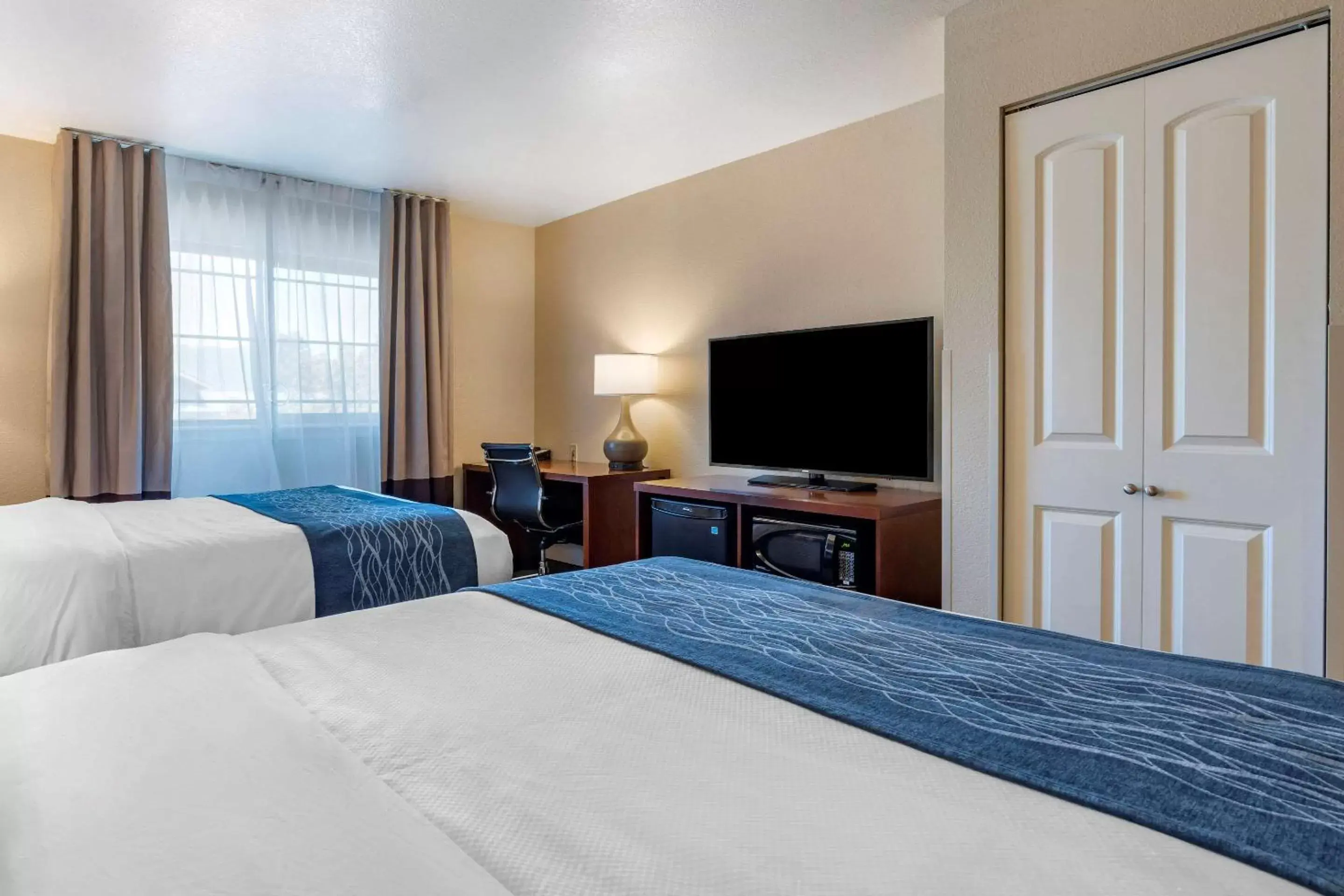 Bedroom, Bed in Comfort Inn & Suites Ukiah Mendocino County