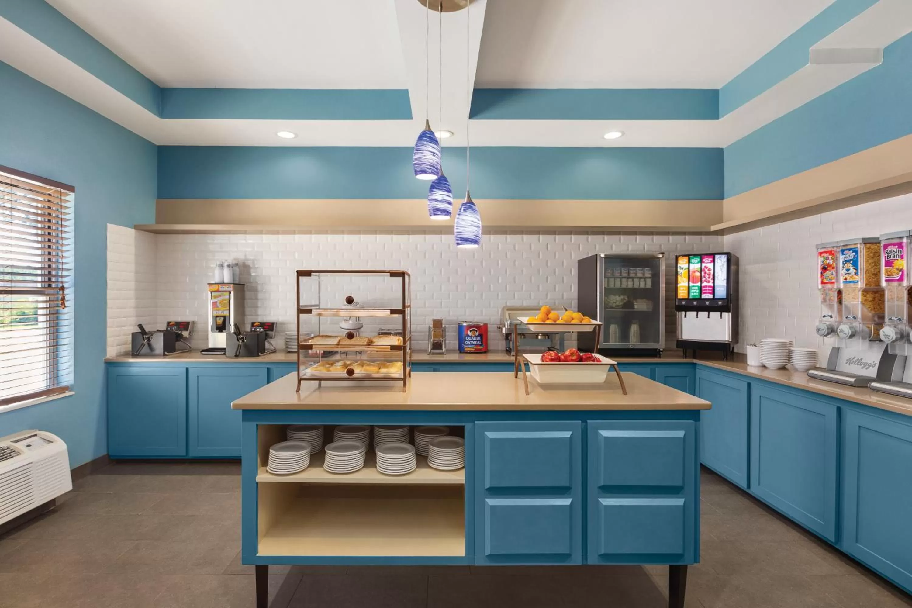 Food and drinks in Country Inn & Suites by Radisson, Beaufort West, SC