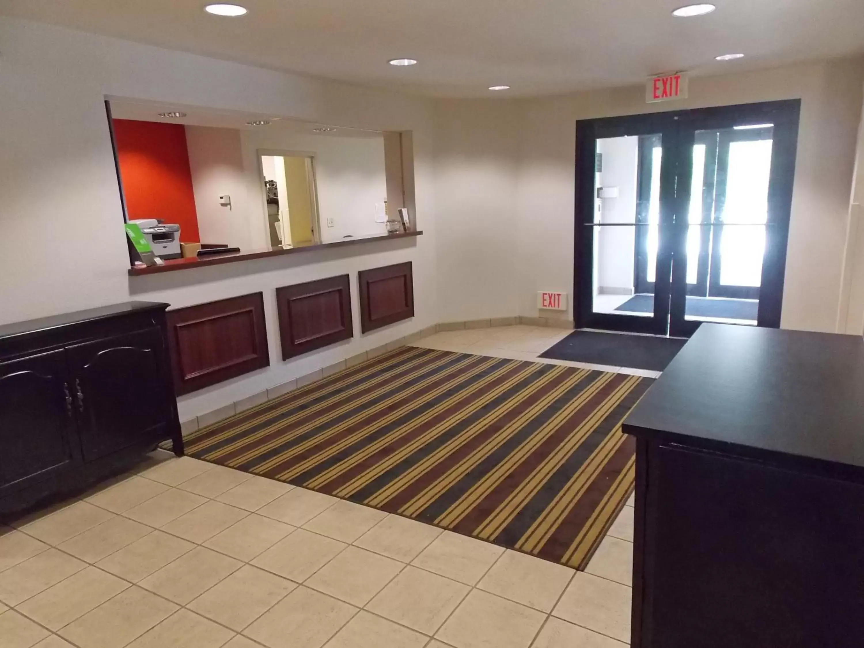 Lobby or reception, Kitchen/Kitchenette in Extended Stay America Suites - Columbia - Stadium Blvd