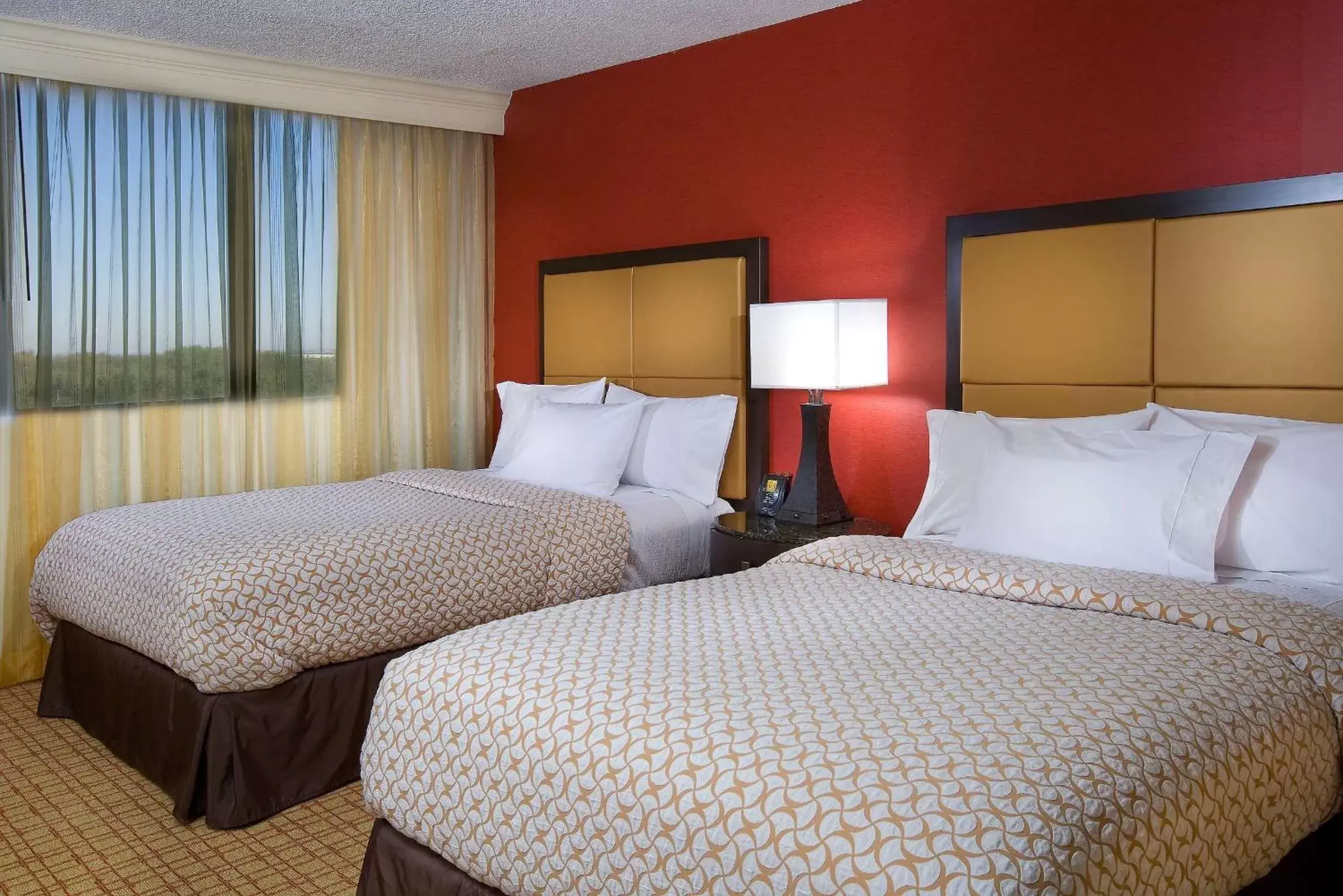 Bed in Embassy Suites by Hilton Kansas City International Airport