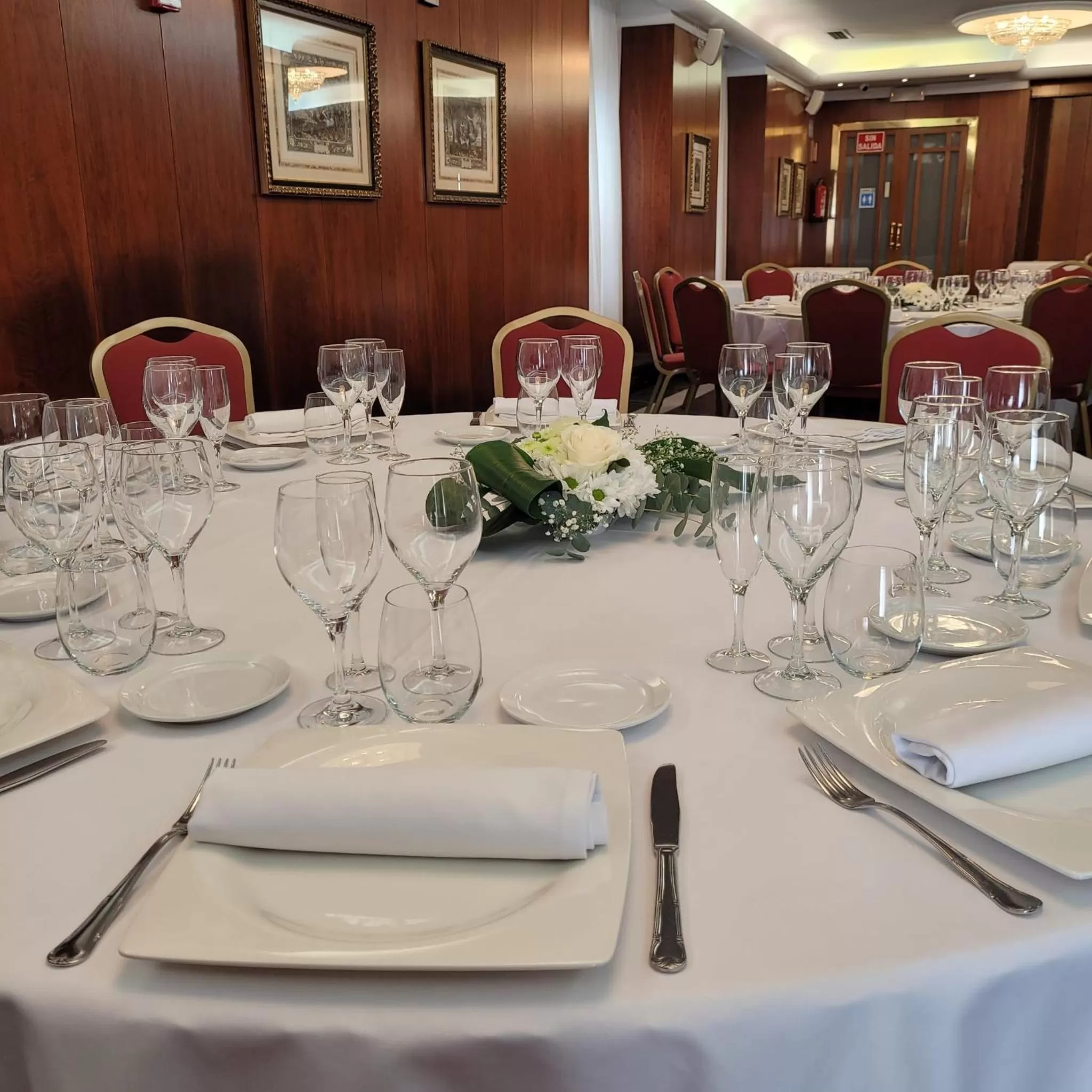 Restaurant/places to eat in Hotel Imperial