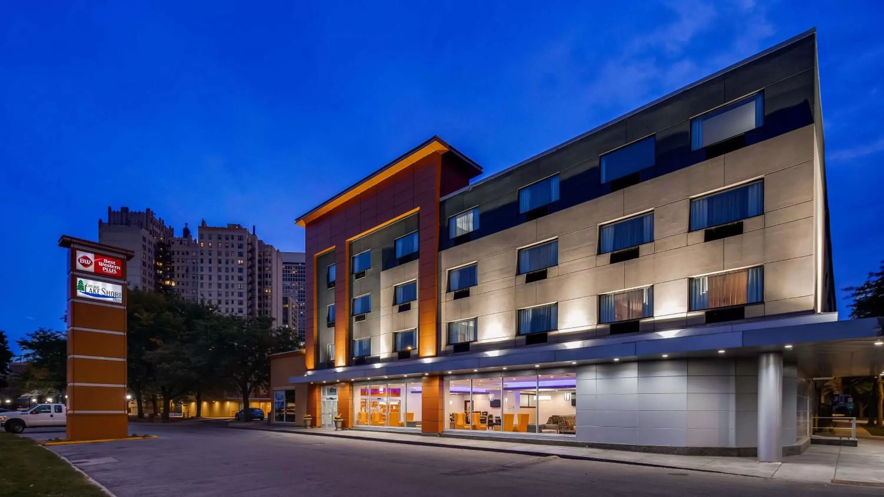 Property Building in Best Western Plus Hyde Park Chicago Hotel