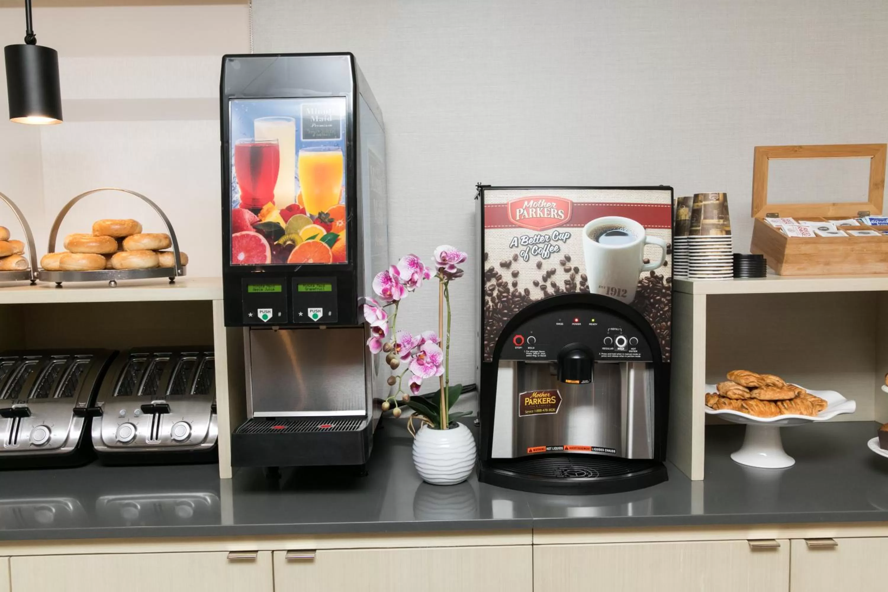 Coffee/tea facilities in Days Inn by Wyndham Toronto West Mississauga