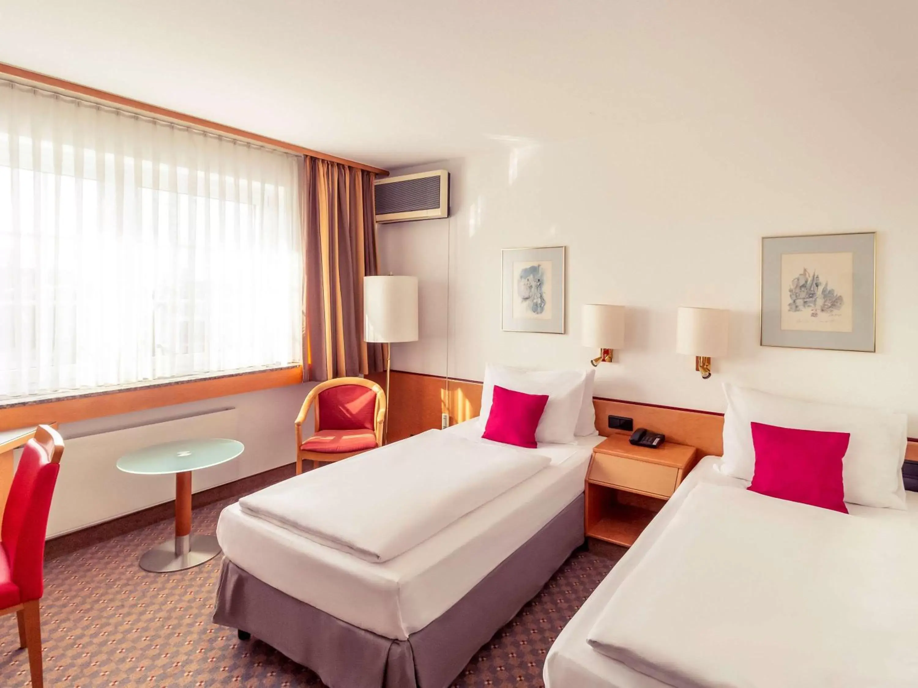 Photo of the whole room, Bed in Mercure Hotel Köln City Friesenstraße