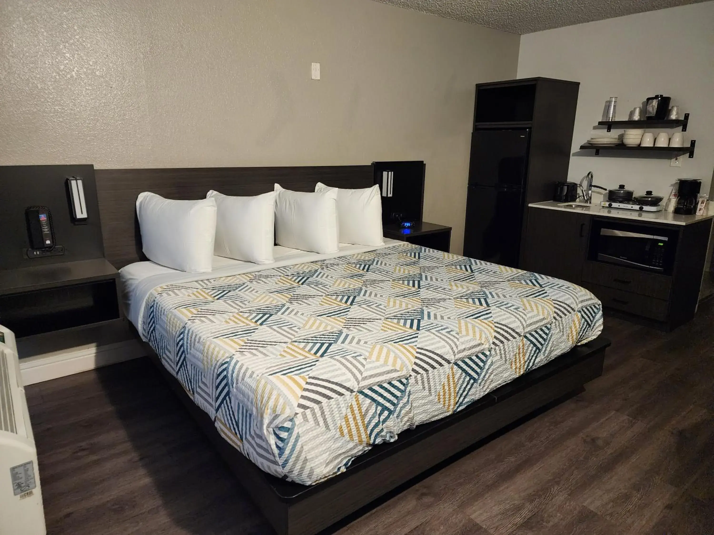 Bed in Studio 6 Sacramento, CA Natomas