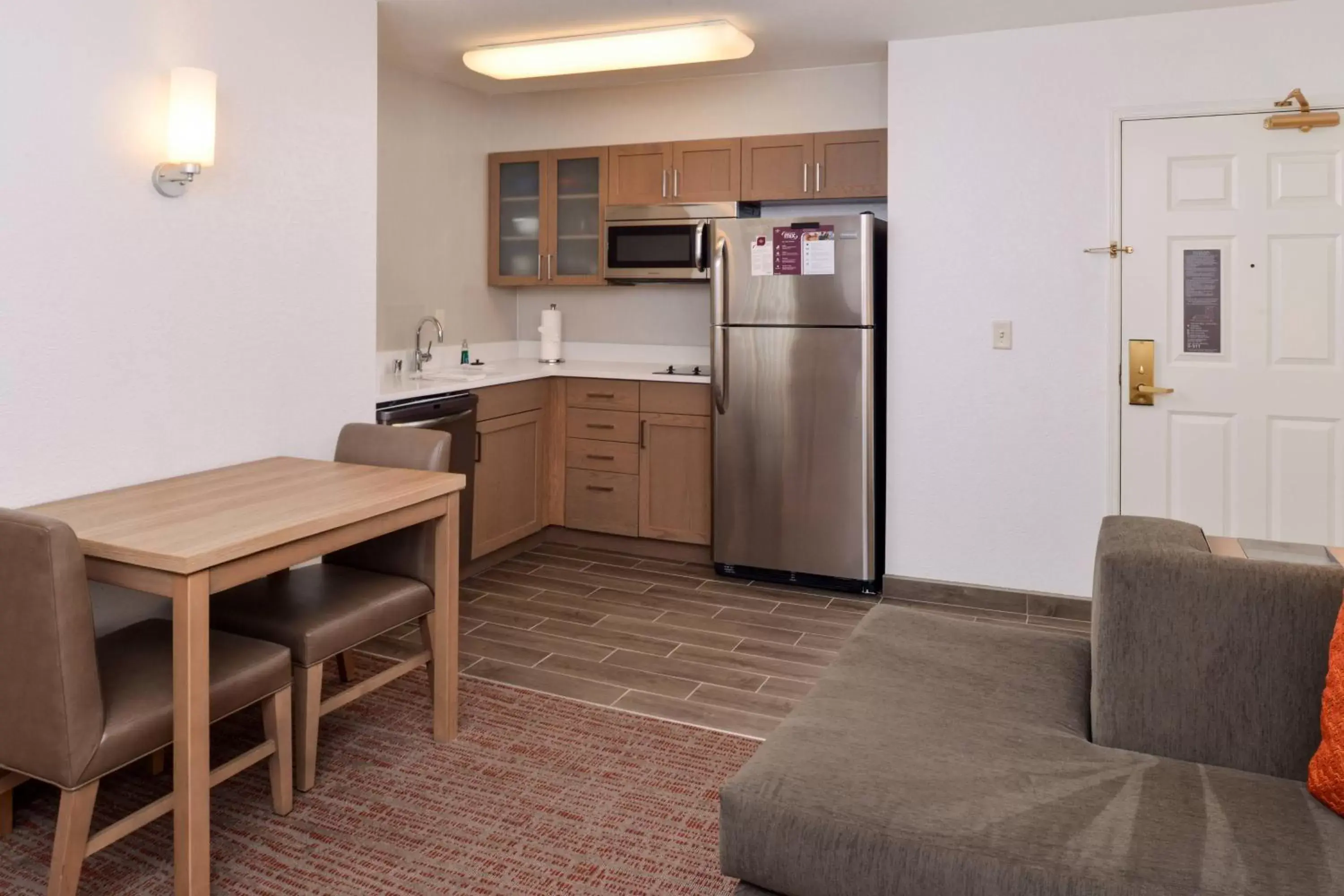 Living room, Kitchen/Kitchenette in Residence Inn Palo Alto Los Altos