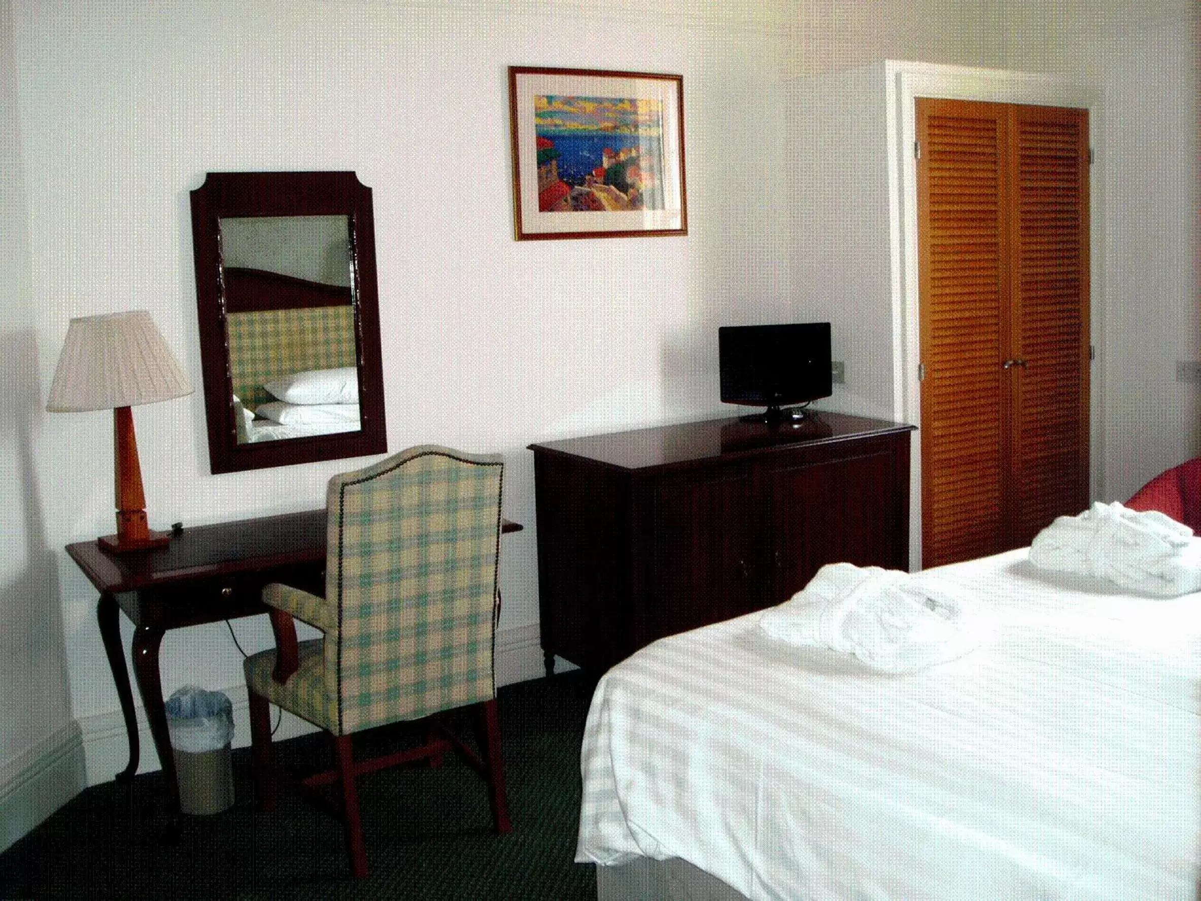 Bedroom, TV/Entertainment Center in The Golf Hotel