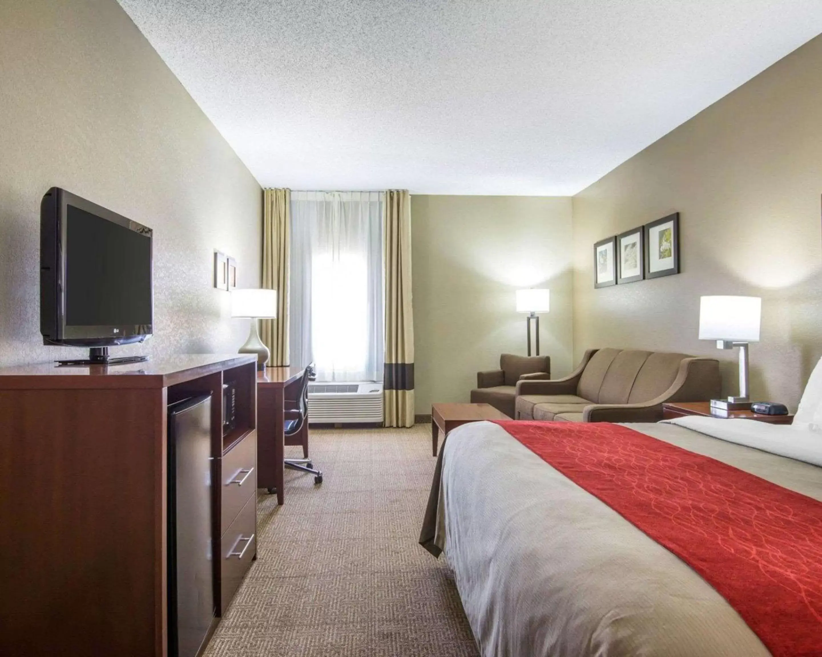 Bedroom, TV/Entertainment Center in Comfort Inn Grain Valley