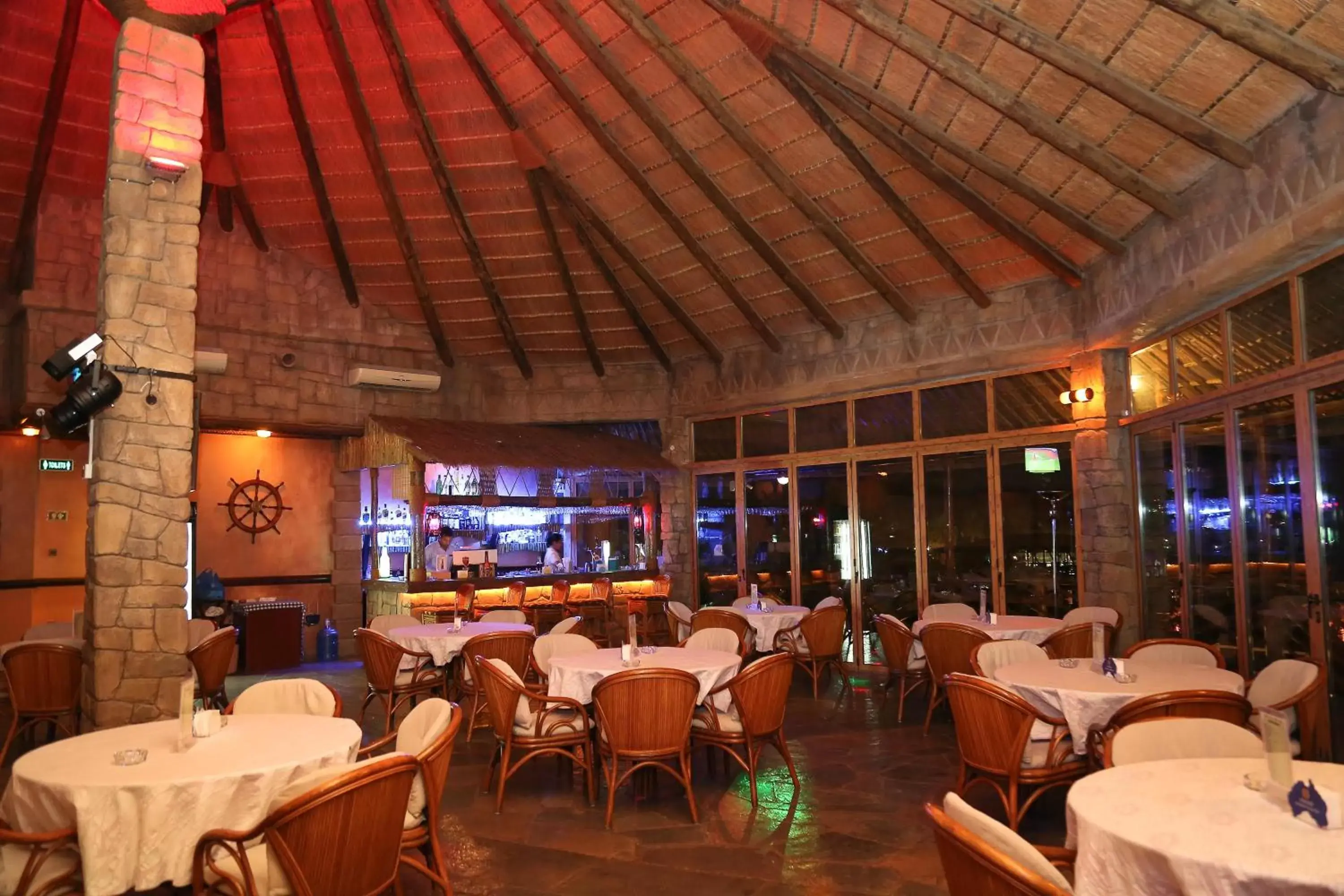 Nightclub / DJ, Restaurant/Places to Eat in Sandy Beach Hotel & Resort