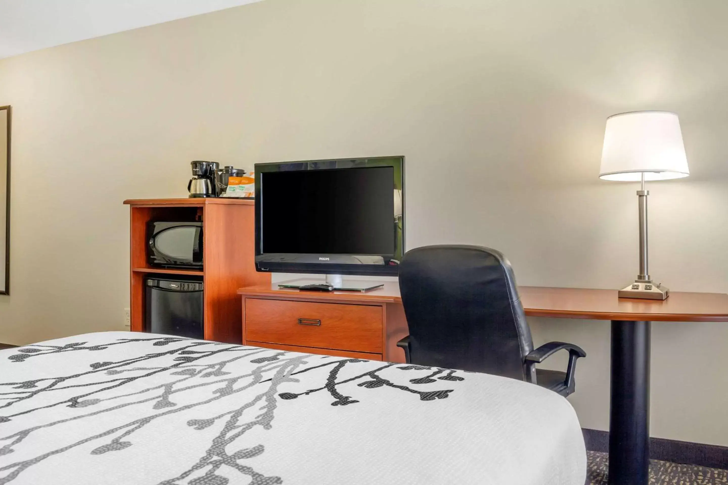 Photo of the whole room, TV/Entertainment Center in Sleep Inn & Suites Airport Milwaukee