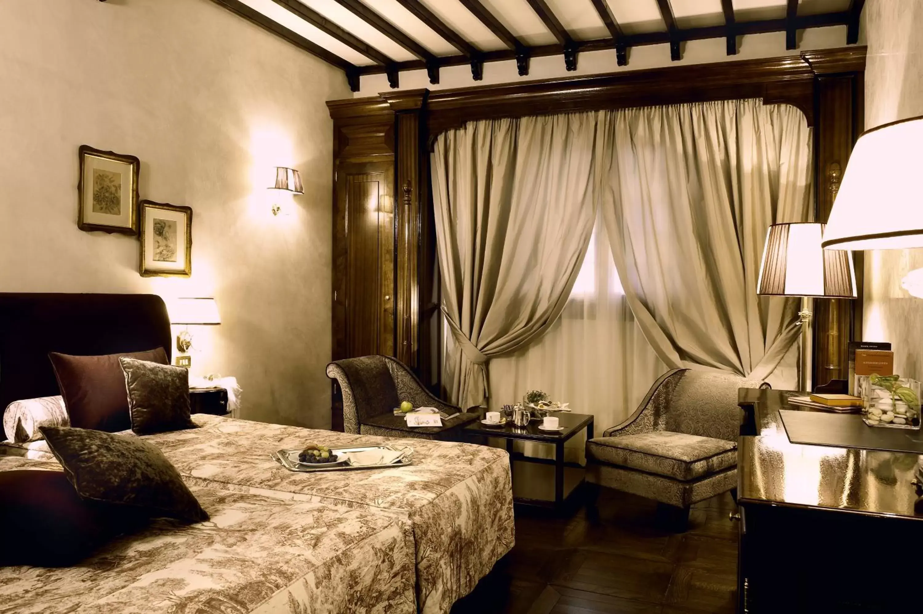 Bedroom, Bed in Grand Hotel Baglioni