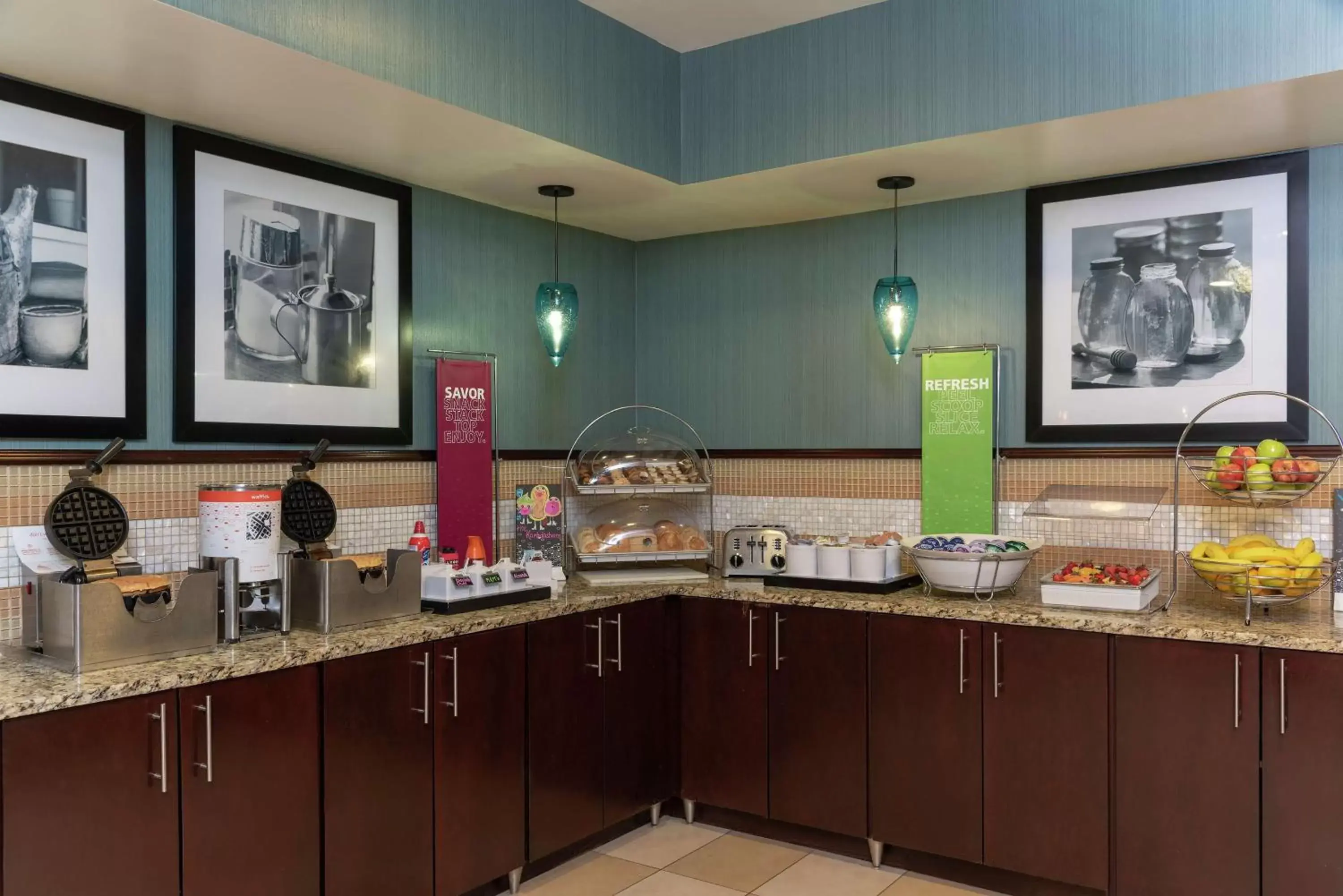 Breakfast, Kitchen/Kitchenette in Hampton Inn East Lansing