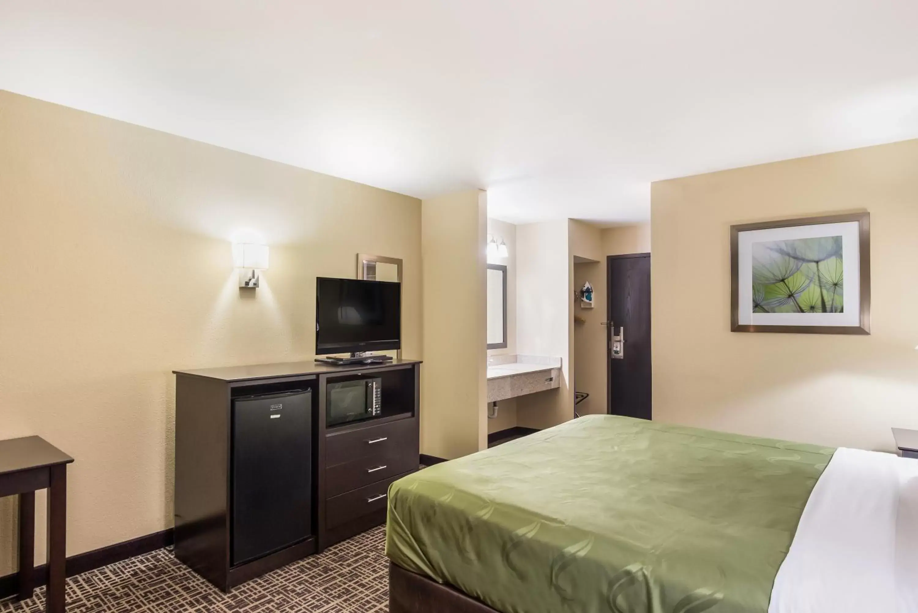 Bedroom, Bed in Quality Inn & Suites Caseyville - St. Louis