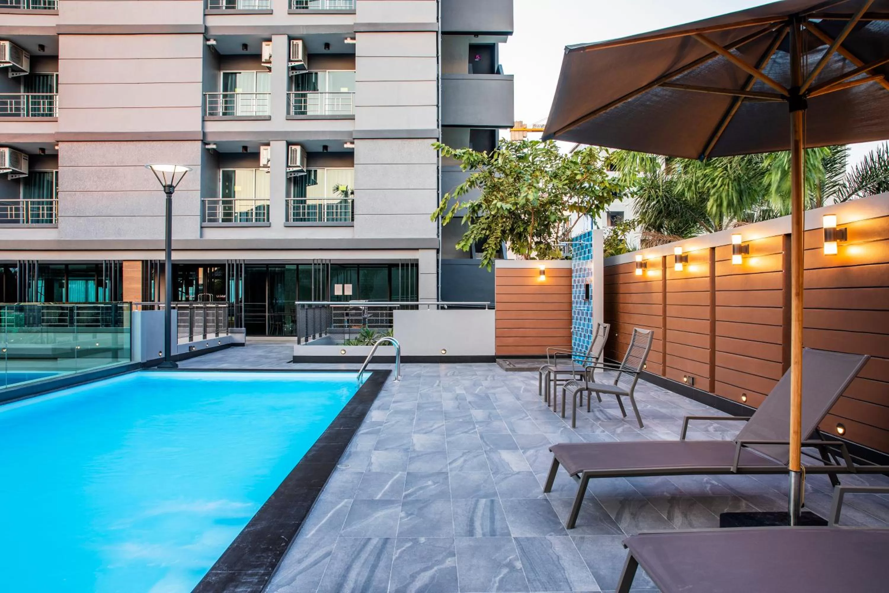 Swimming pool in Livotel Hotel Hua Mak Bangkok