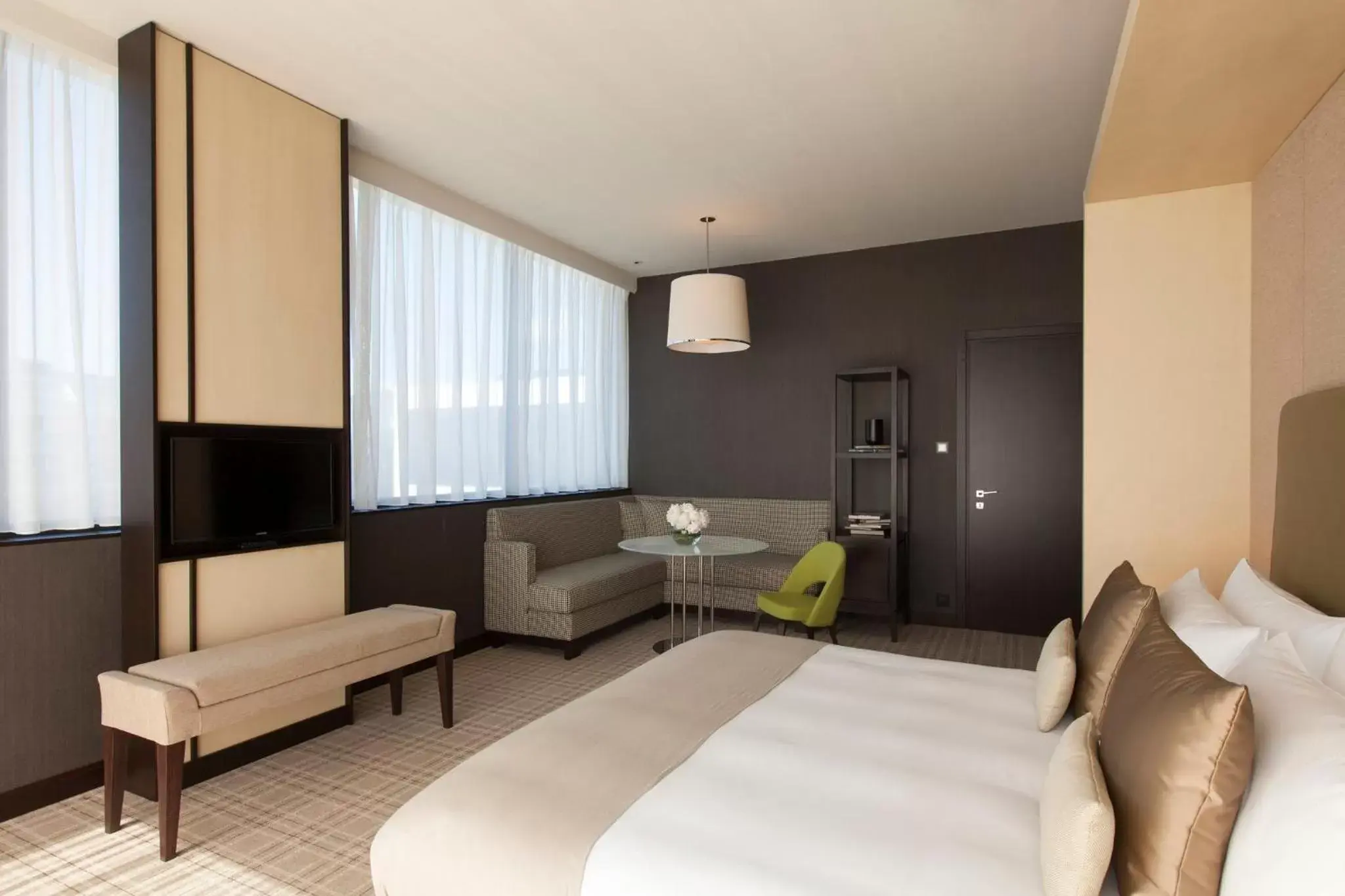 Bedroom, TV/Entertainment Center in Crowne Plaza Geneva, an IHG Hotel