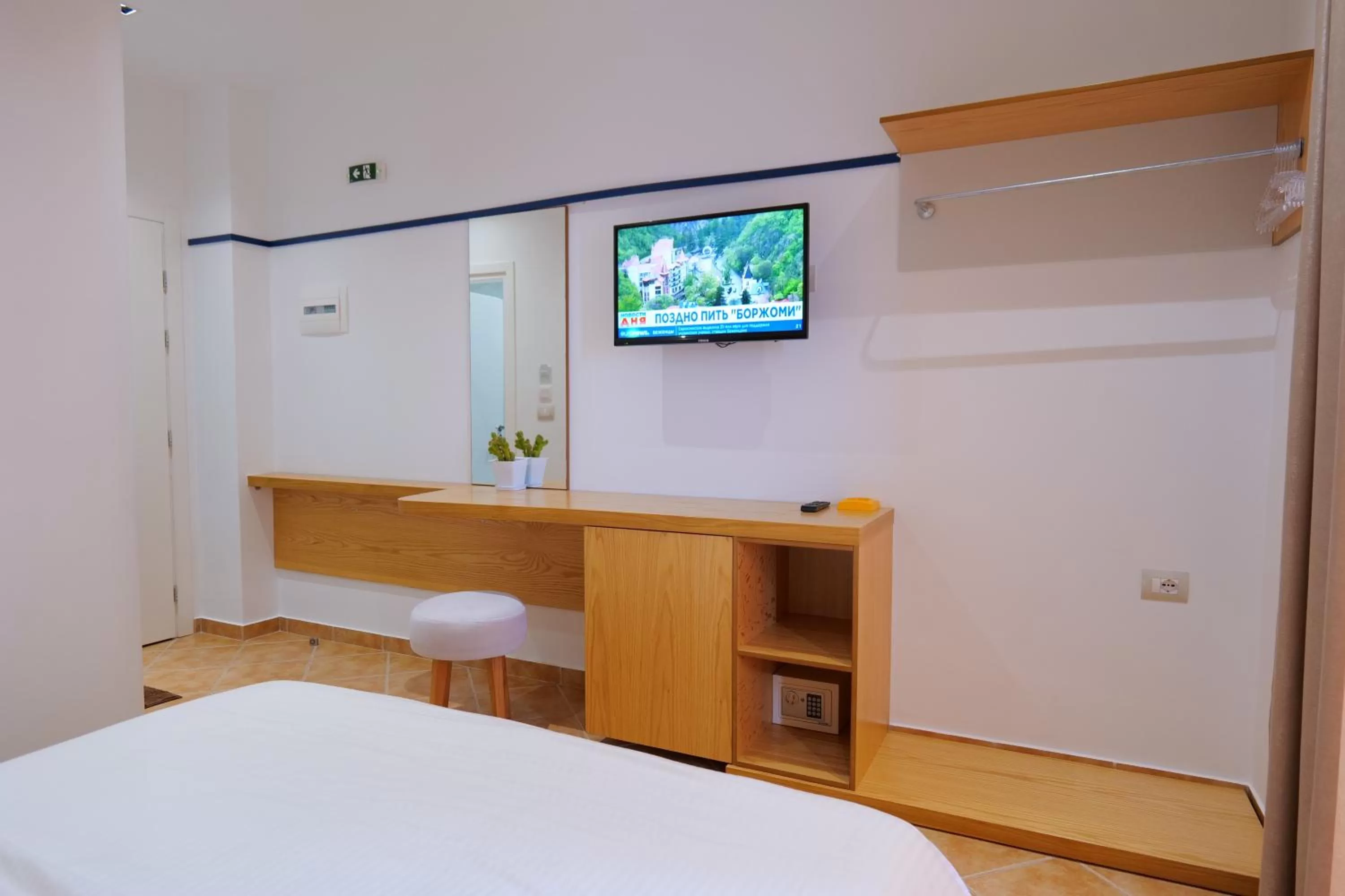 Communal lounge/ TV room, Bed in Hotel Piccolino