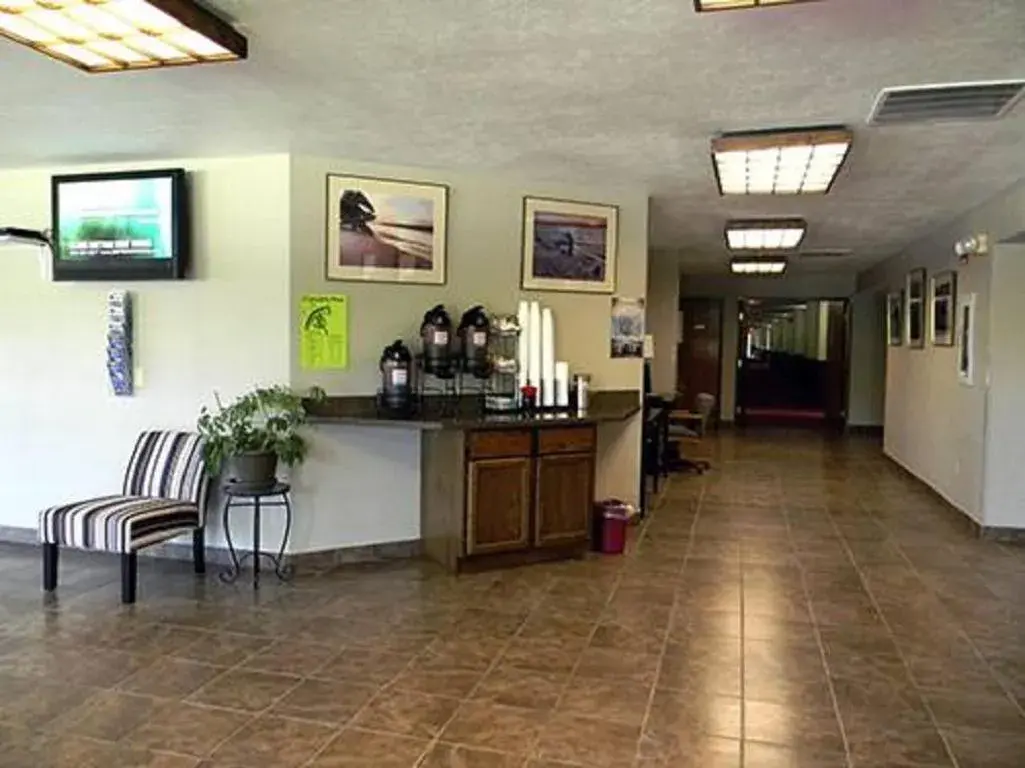 Coffee/tea facilities, Lobby/Reception in Boarders Inn & Suites by Cobblestone Hotels - Munising