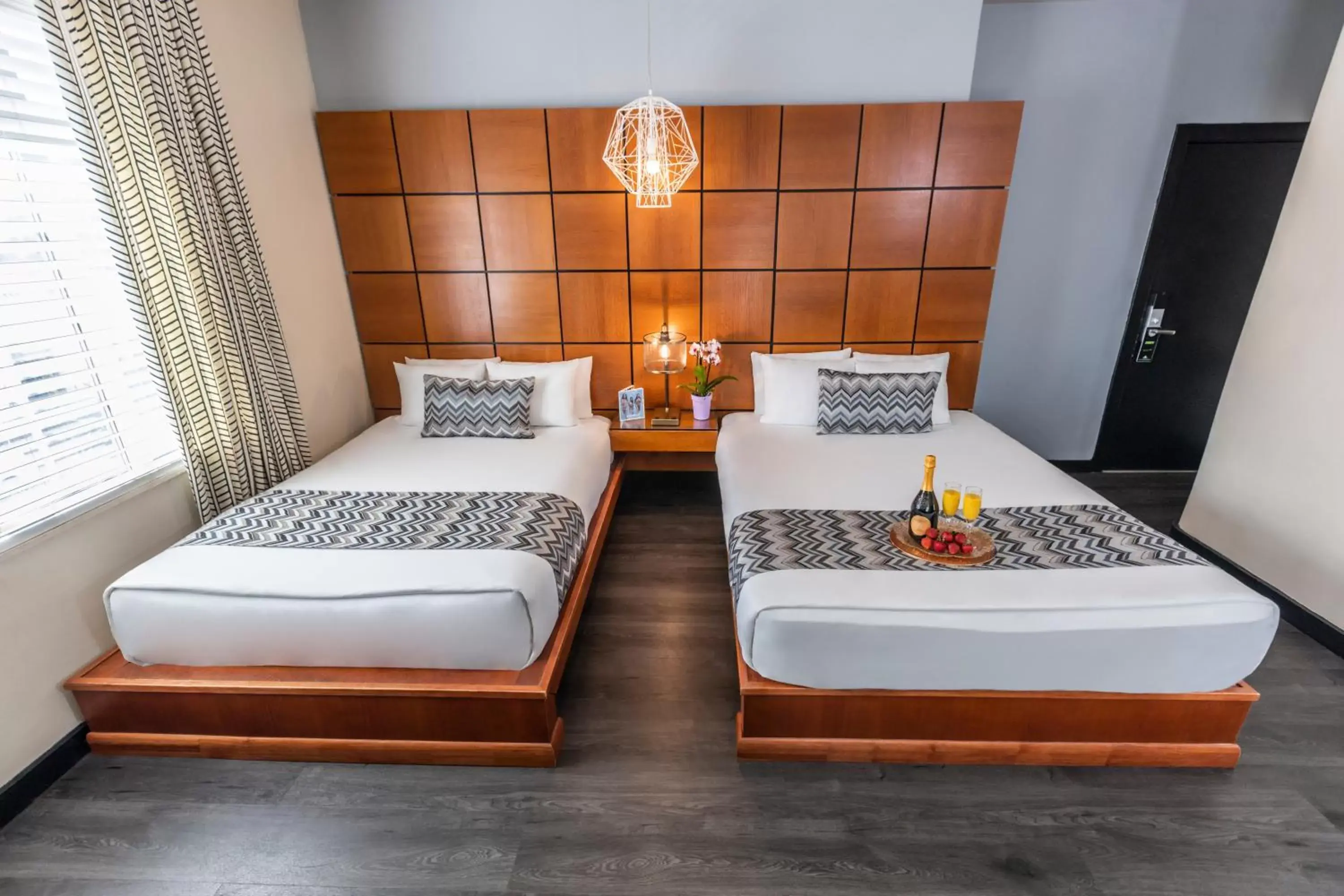 Bedroom, Bed in Chesterfield Hotel & Suites