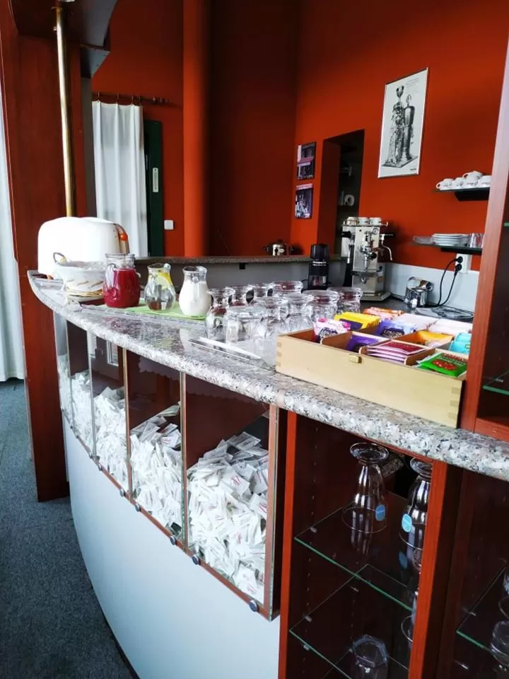 Breakfast in Motel Vega