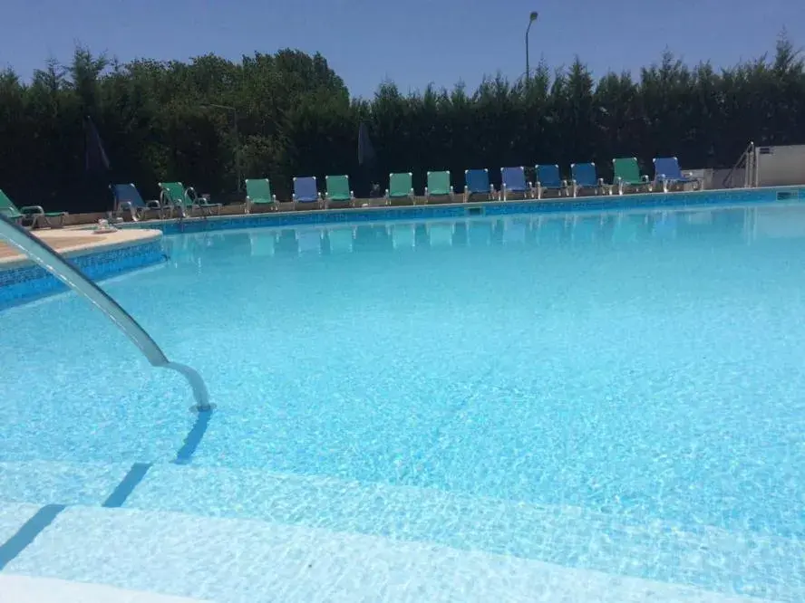 Swimming Pool in Hotel Meia Lua