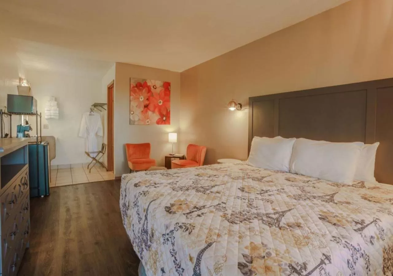 Coffee/tea facilities, Bed in Shady Acre Inn and Suites