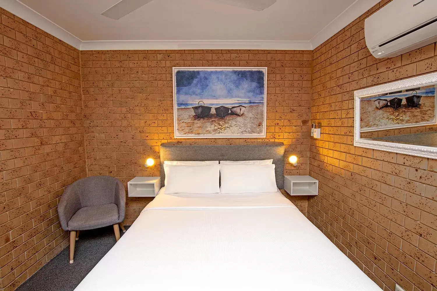 Bedroom, Bed in Coast Inn Motel Bedroom, Bed in Coast Inn Motel