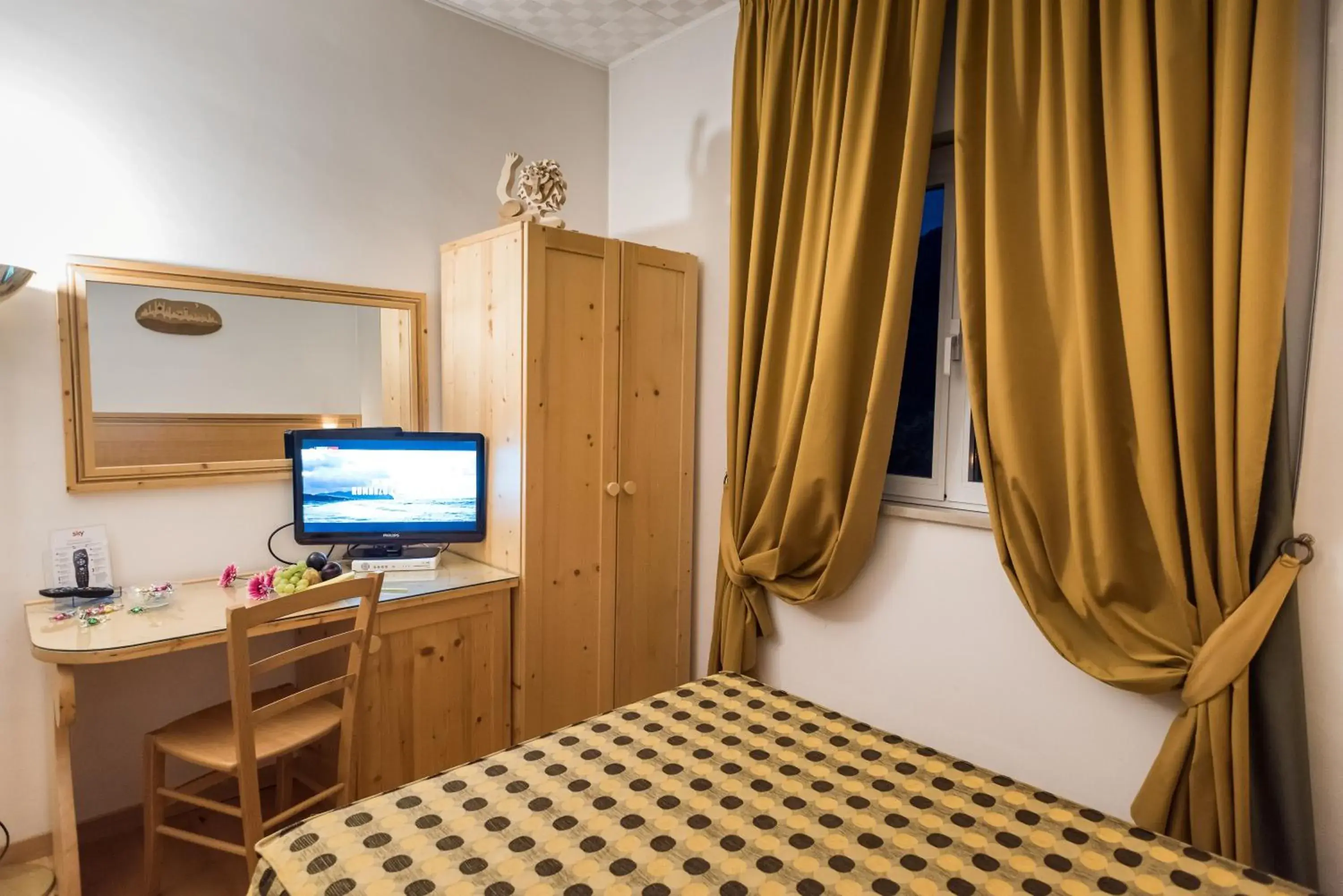 TV and multimedia, TV/Entertainment Center in Hotel Gialletti