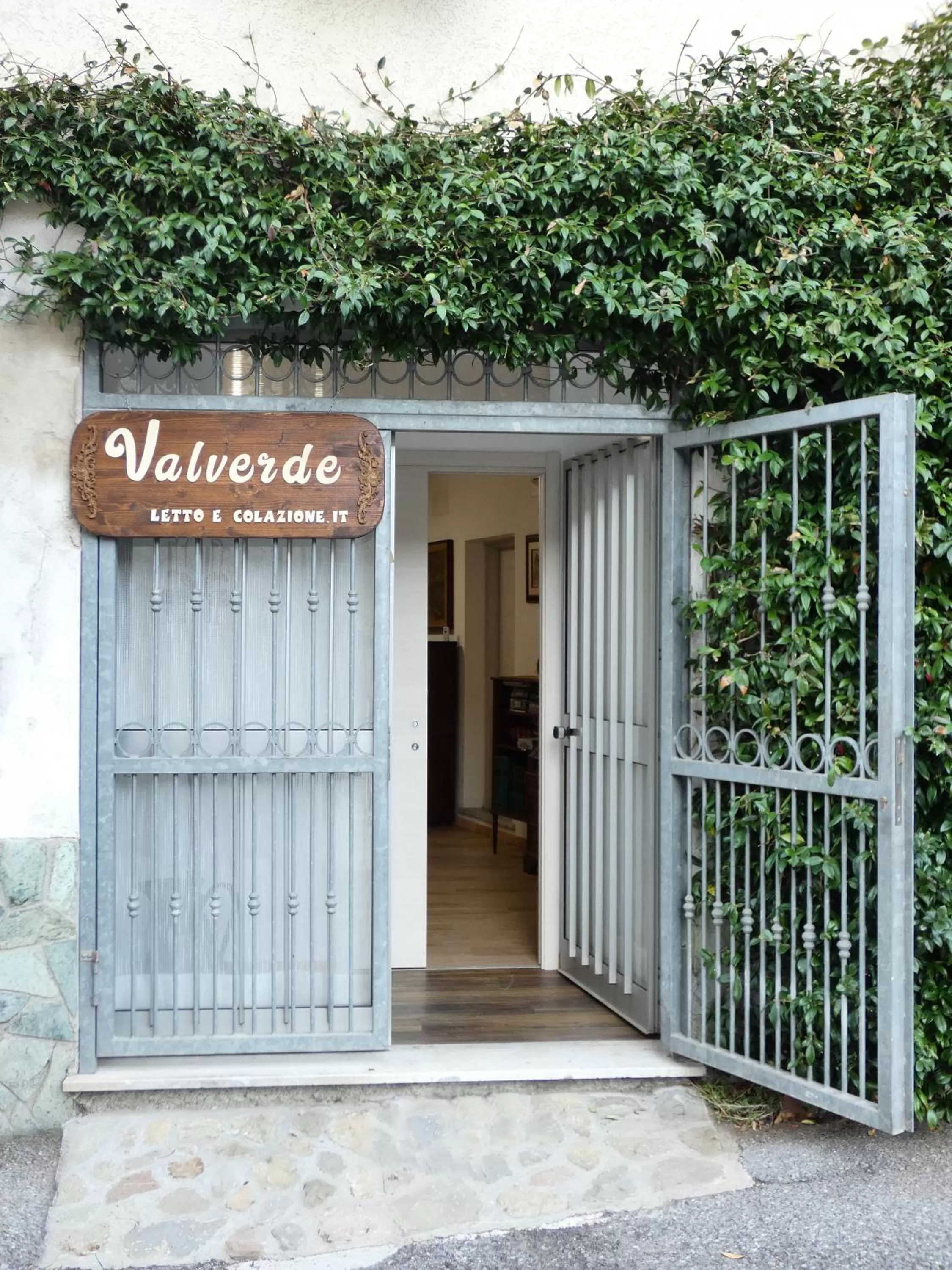 Facade/entrance in Valverde