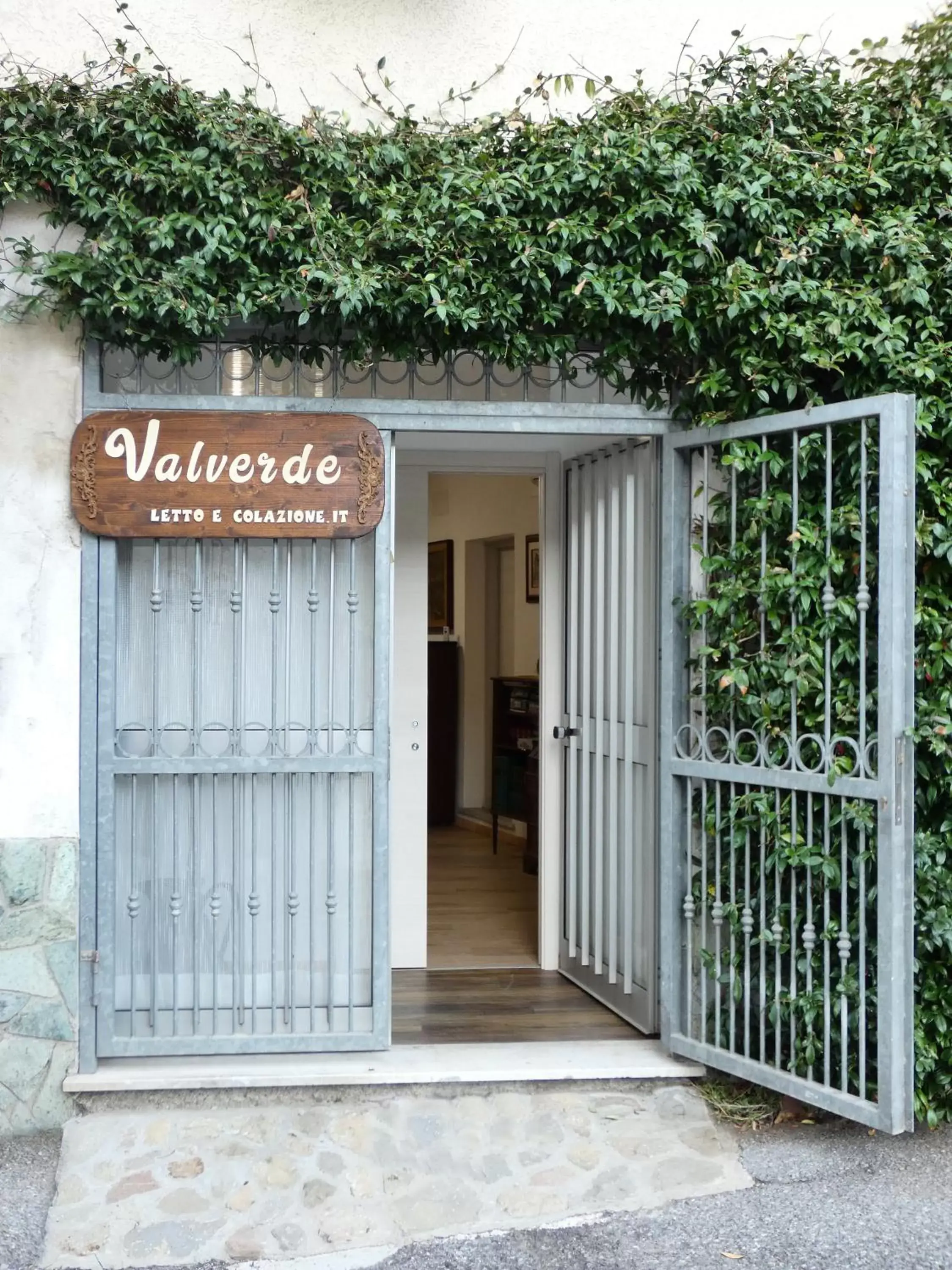 Facade/entrance in Valverde