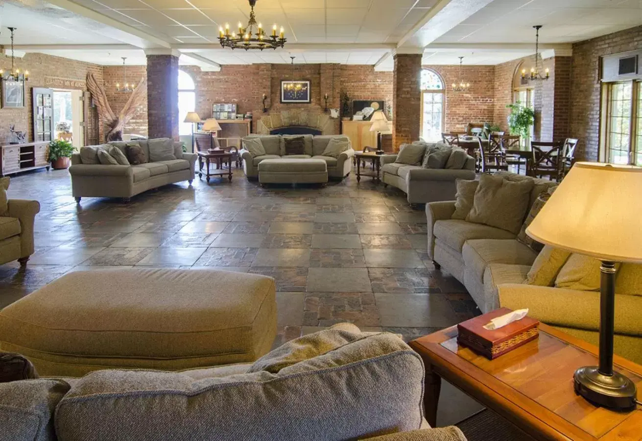 Living room, Lobby/Reception in Potawatomi Inn & Cabins