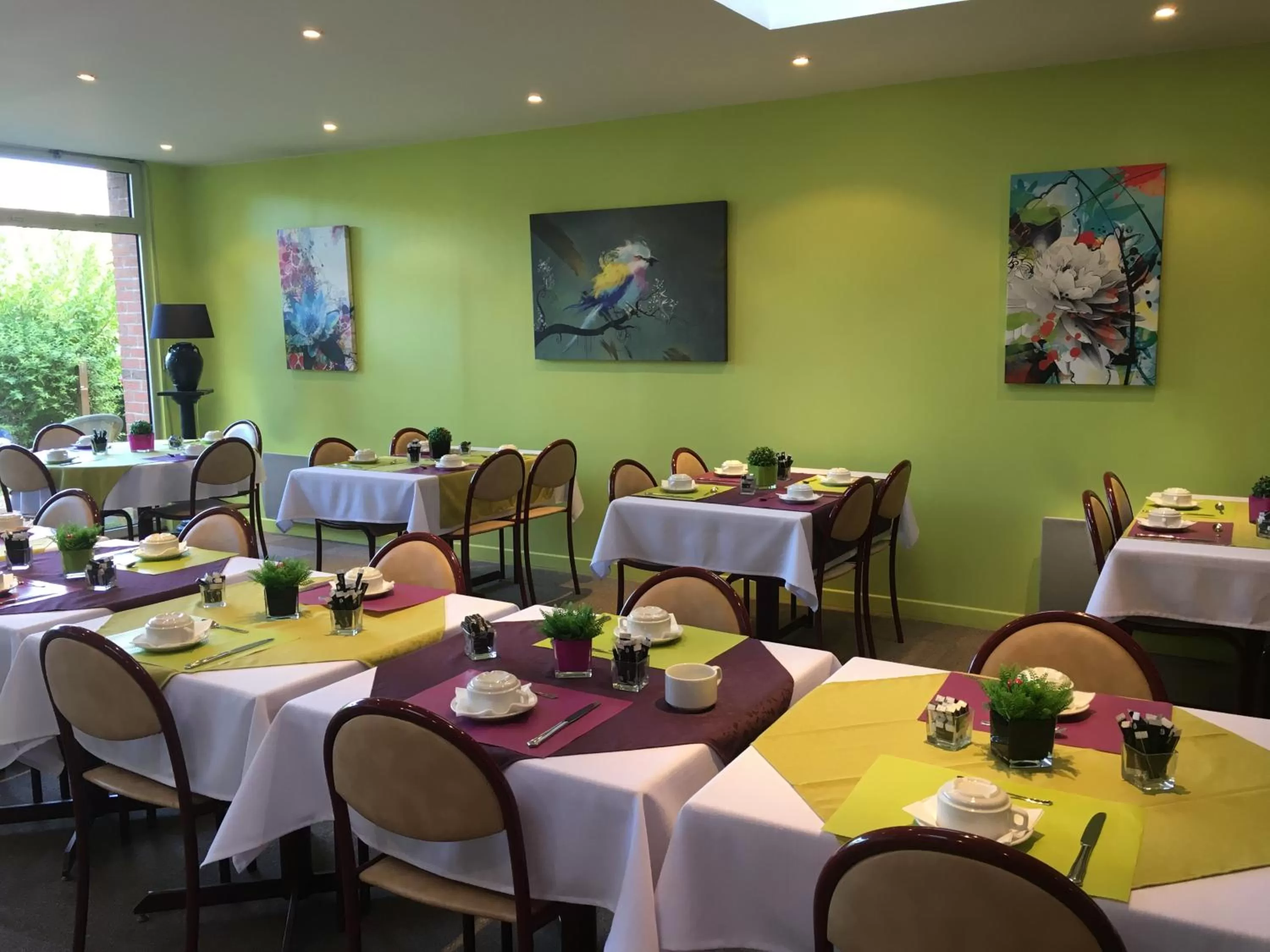 Restaurant/places to eat in Lys Hôtel