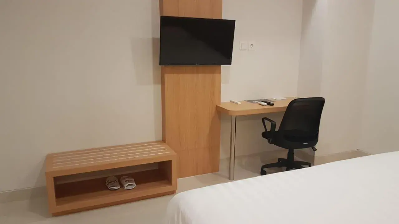 Bedroom, TV/Entertainment Center in Choice City Hotel