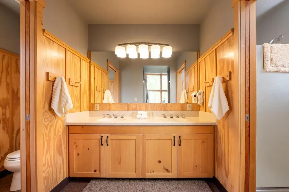 Bathroom in Sleeping Lady Mountain Resort