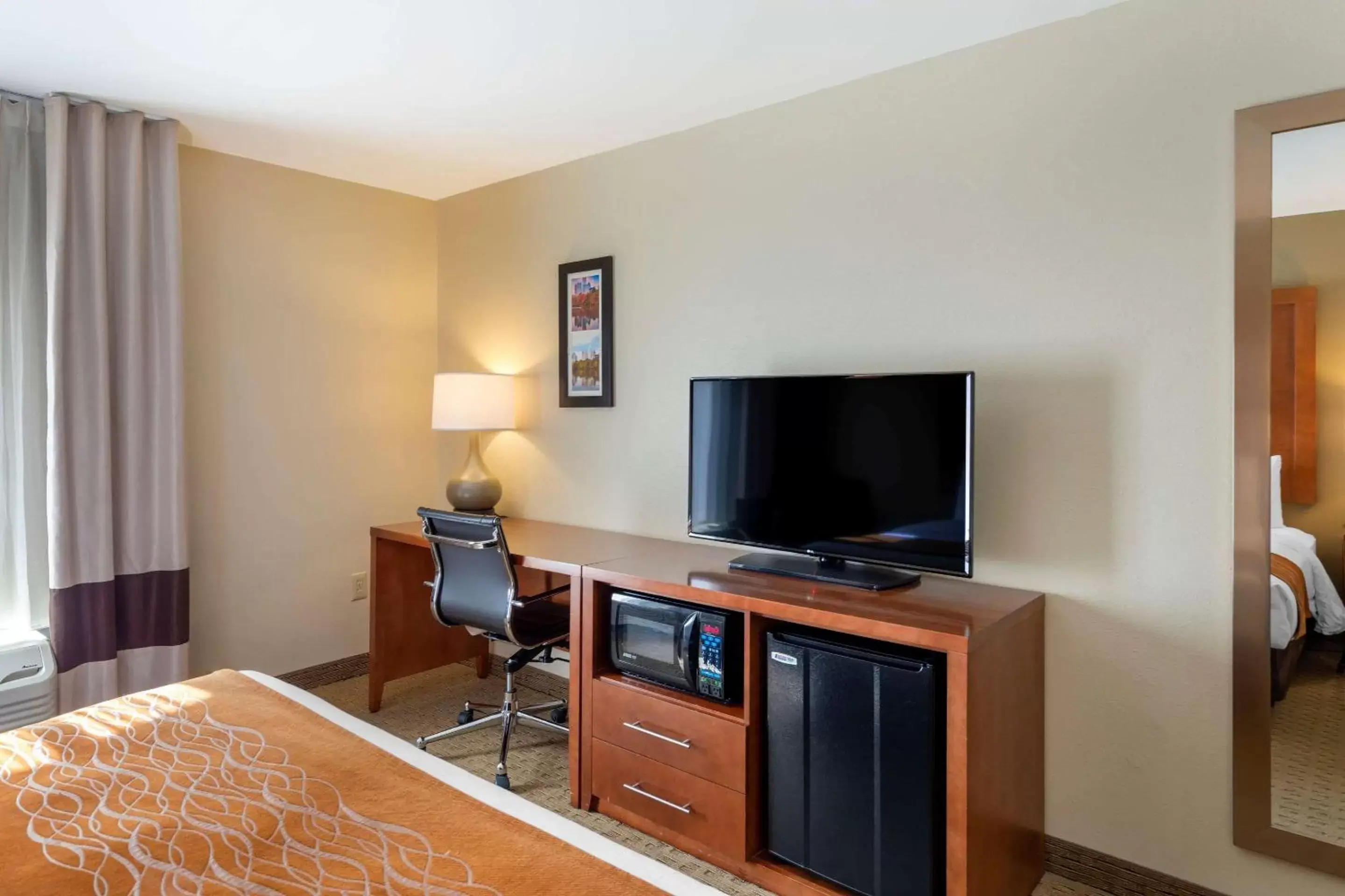 Photo of the whole room, TV/Entertainment Center in Comfort Inn Kennesaw