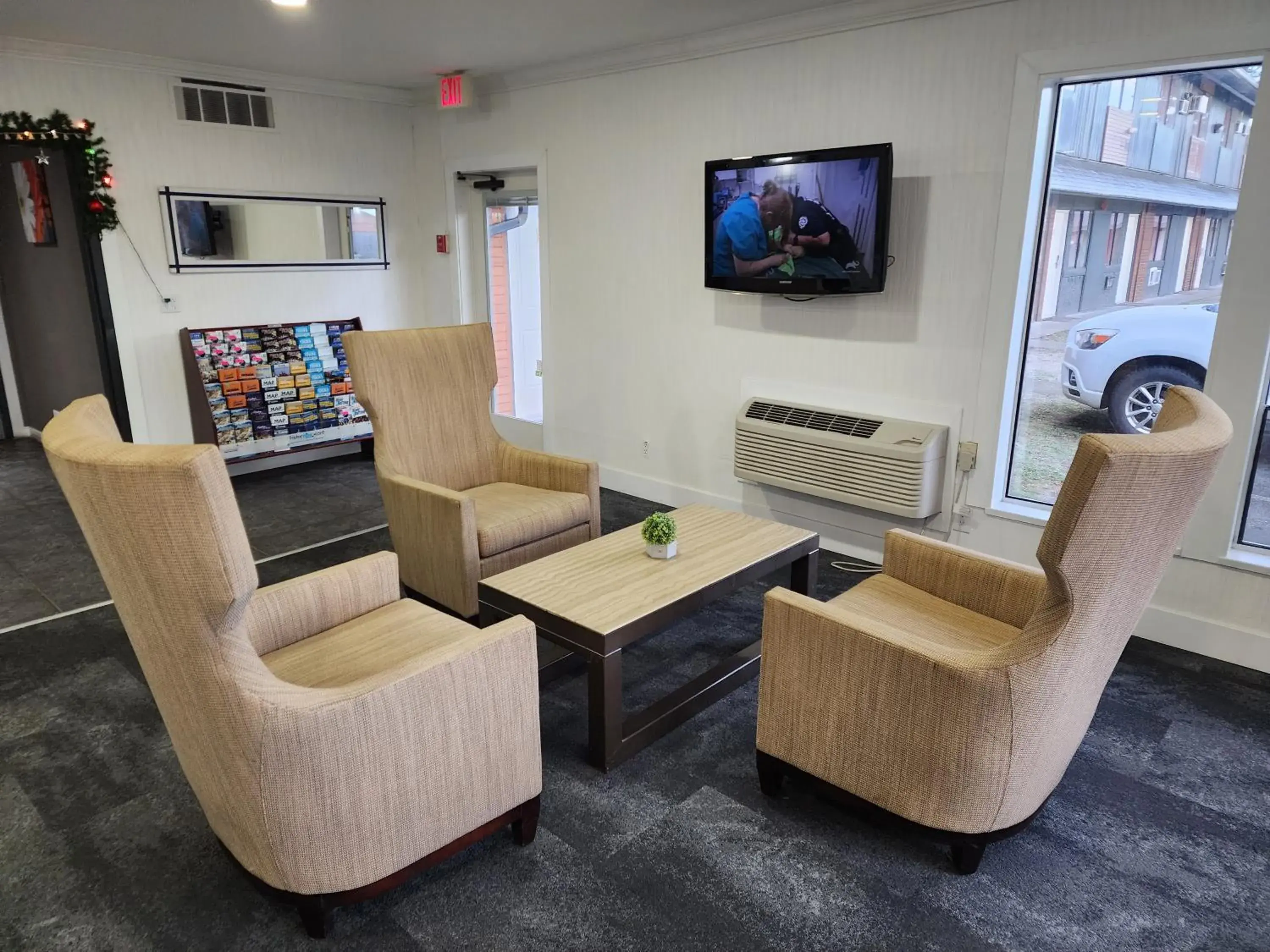 Lobby or reception, Seating Area in Alpine Inn Abbotsford