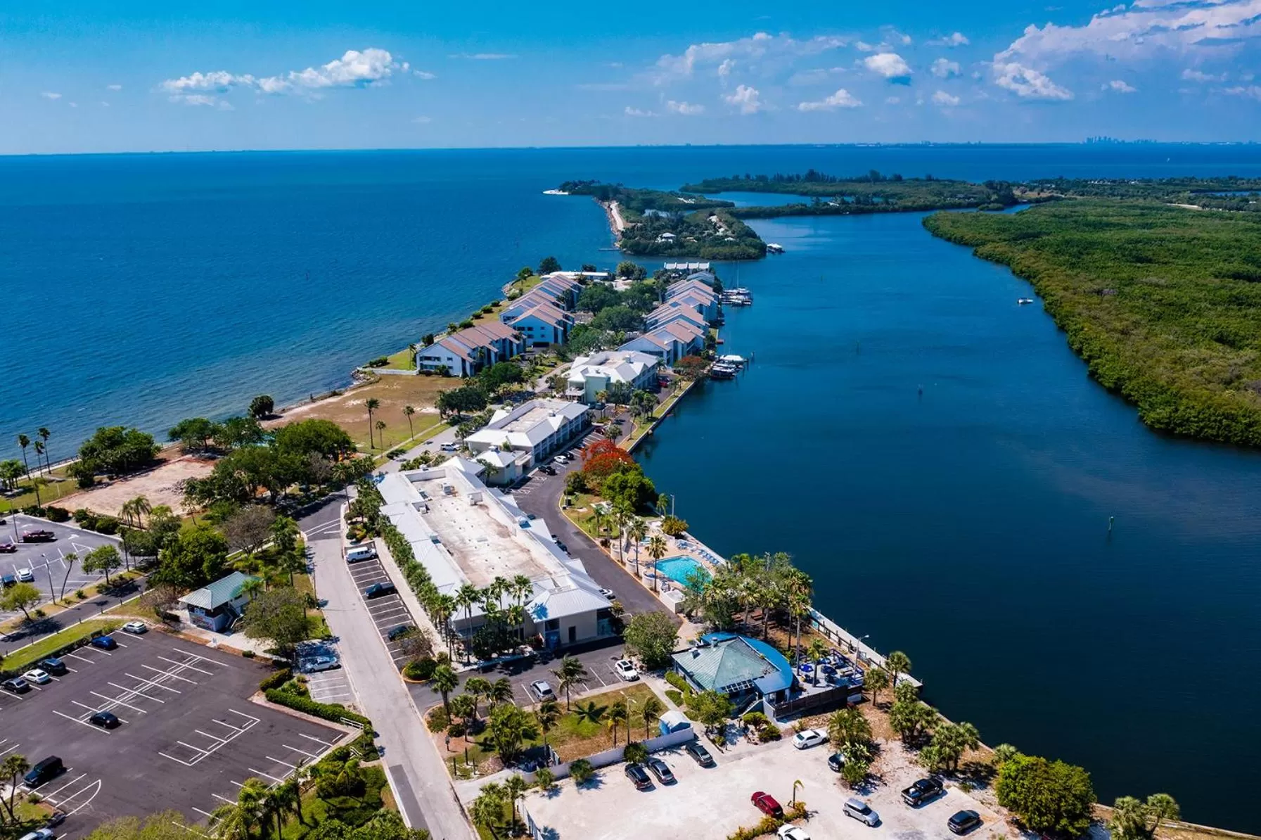 Sea view in TAMPA BAY, BEACH step away, WIFI, FREE PARKING,POOLS, JACUZZI