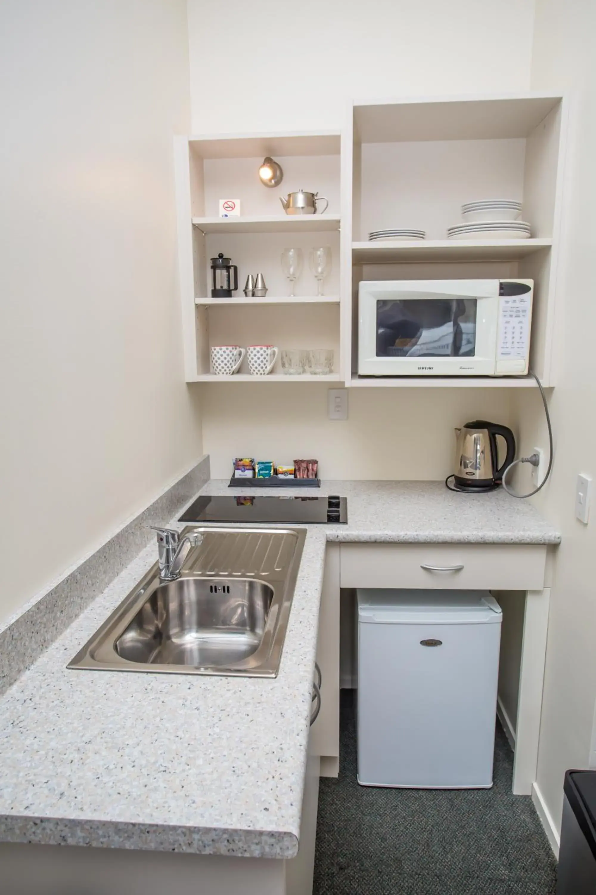 Coffee/tea facilities, Kitchen/Kitchenette in Homestead Lodge Motel