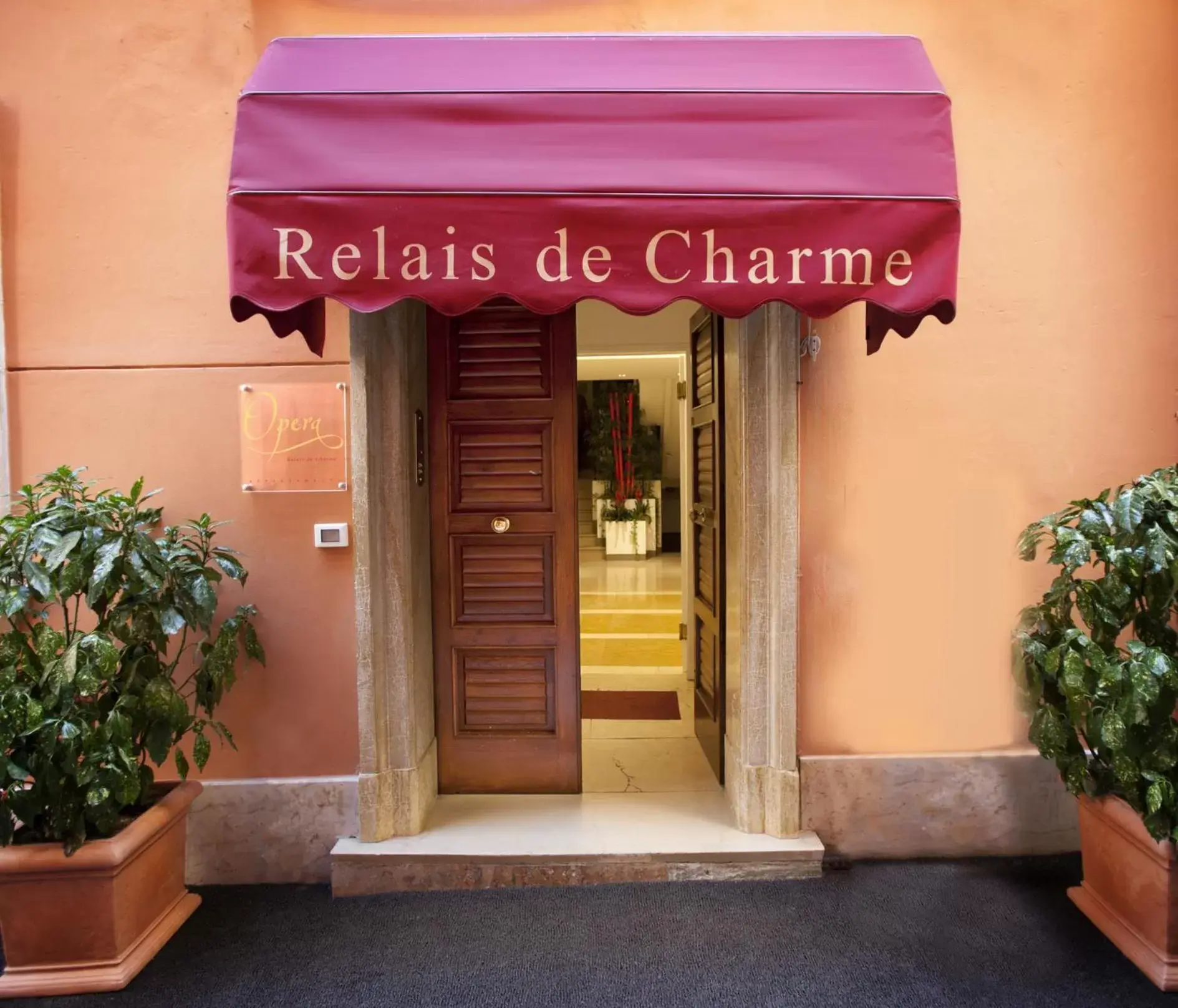 Facade/entrance in Opera Relais De Charme - Aparthotel