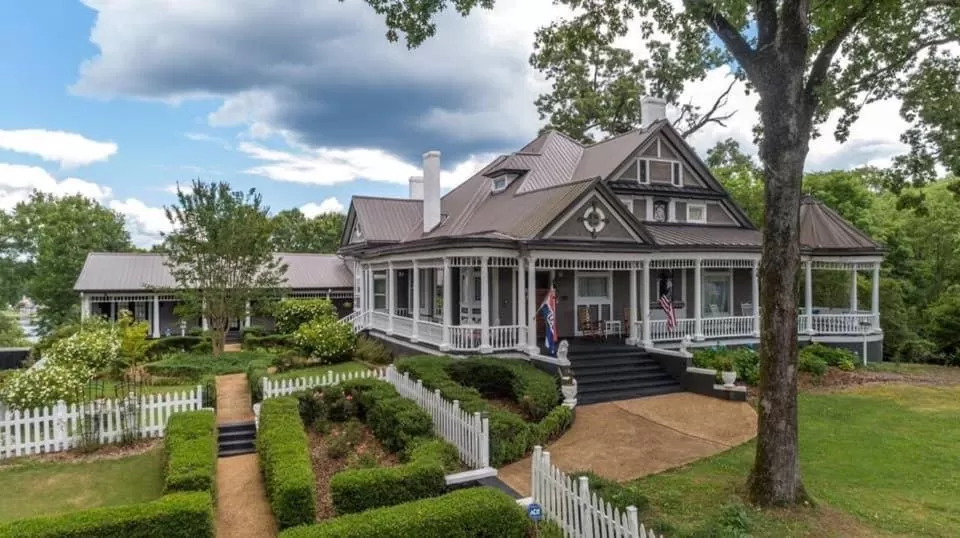 Property Building in Hogan House Bed and Breakfast at Rose Hill