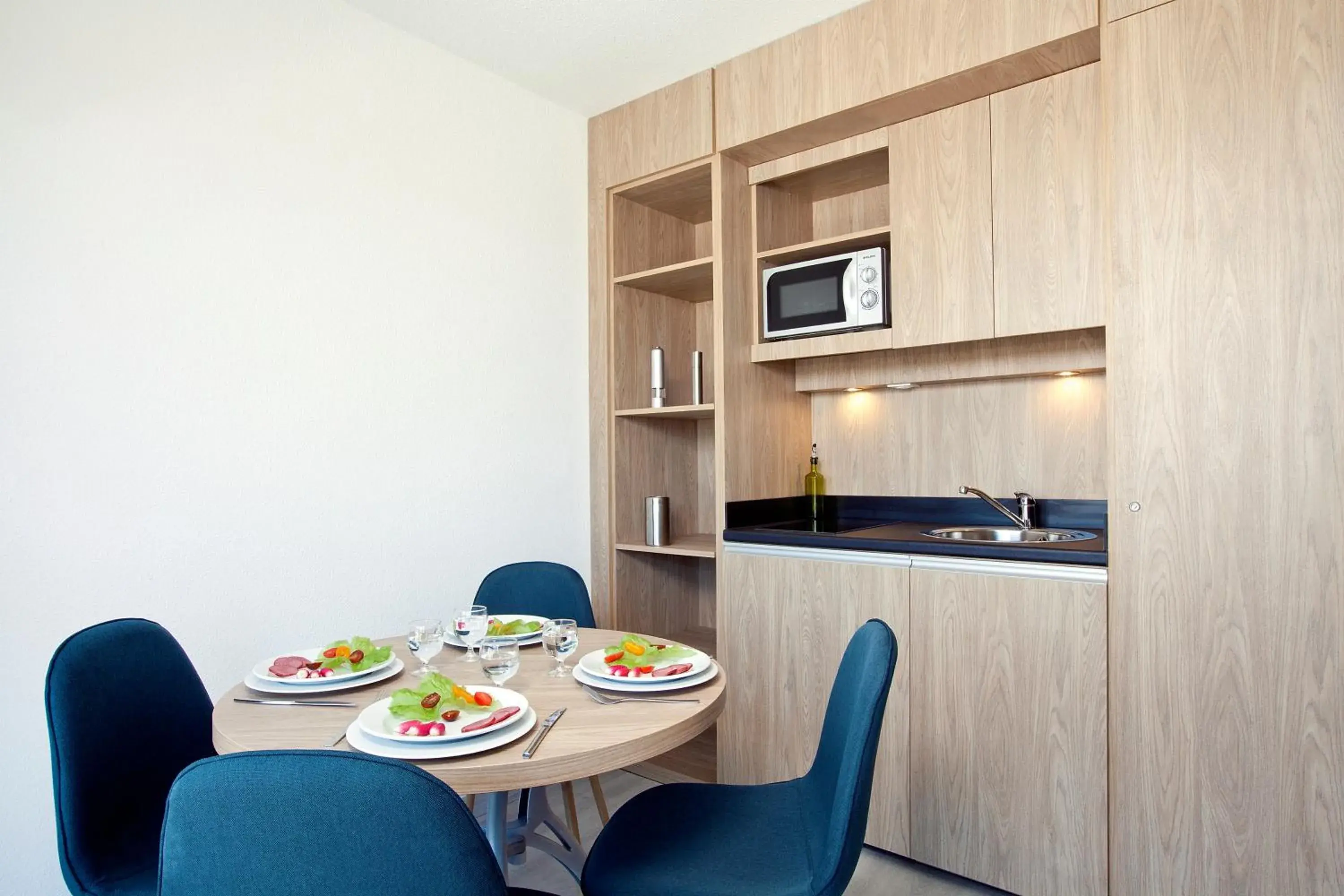 Kitchen or kitchenette, Dining Area in Residhome Lyon Gerland