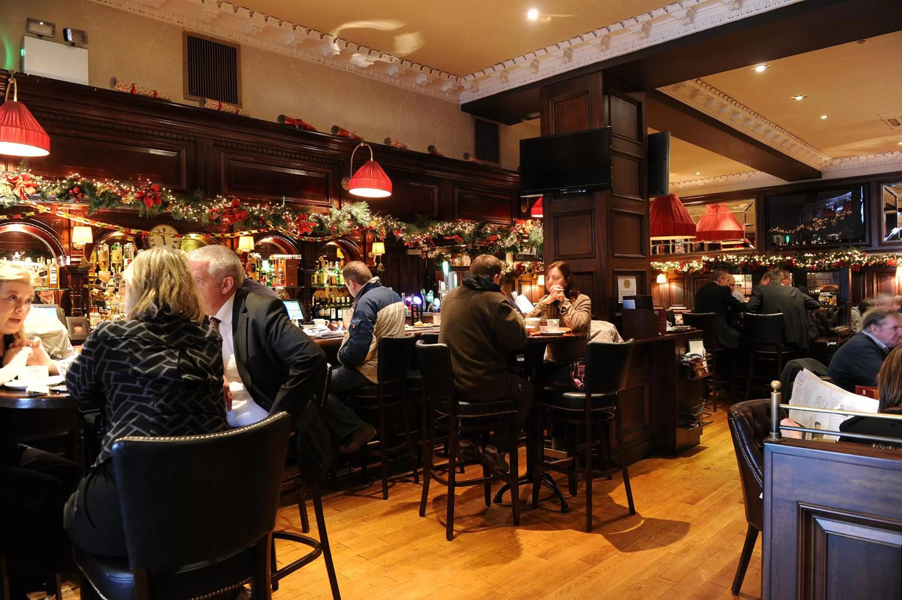 People in Grand Hotel Tralee