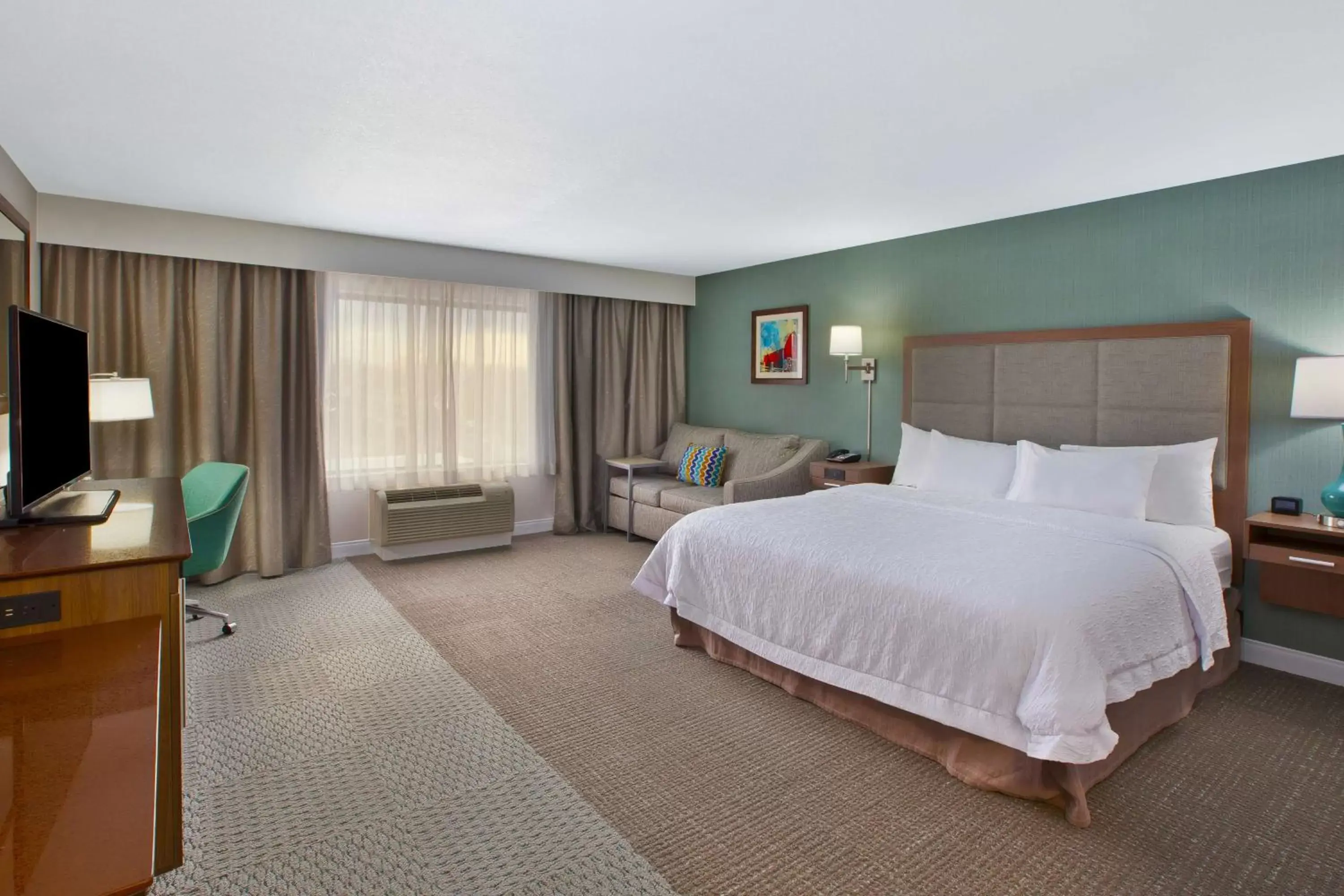 Bedroom in Hampton Inn & Suites Alliance