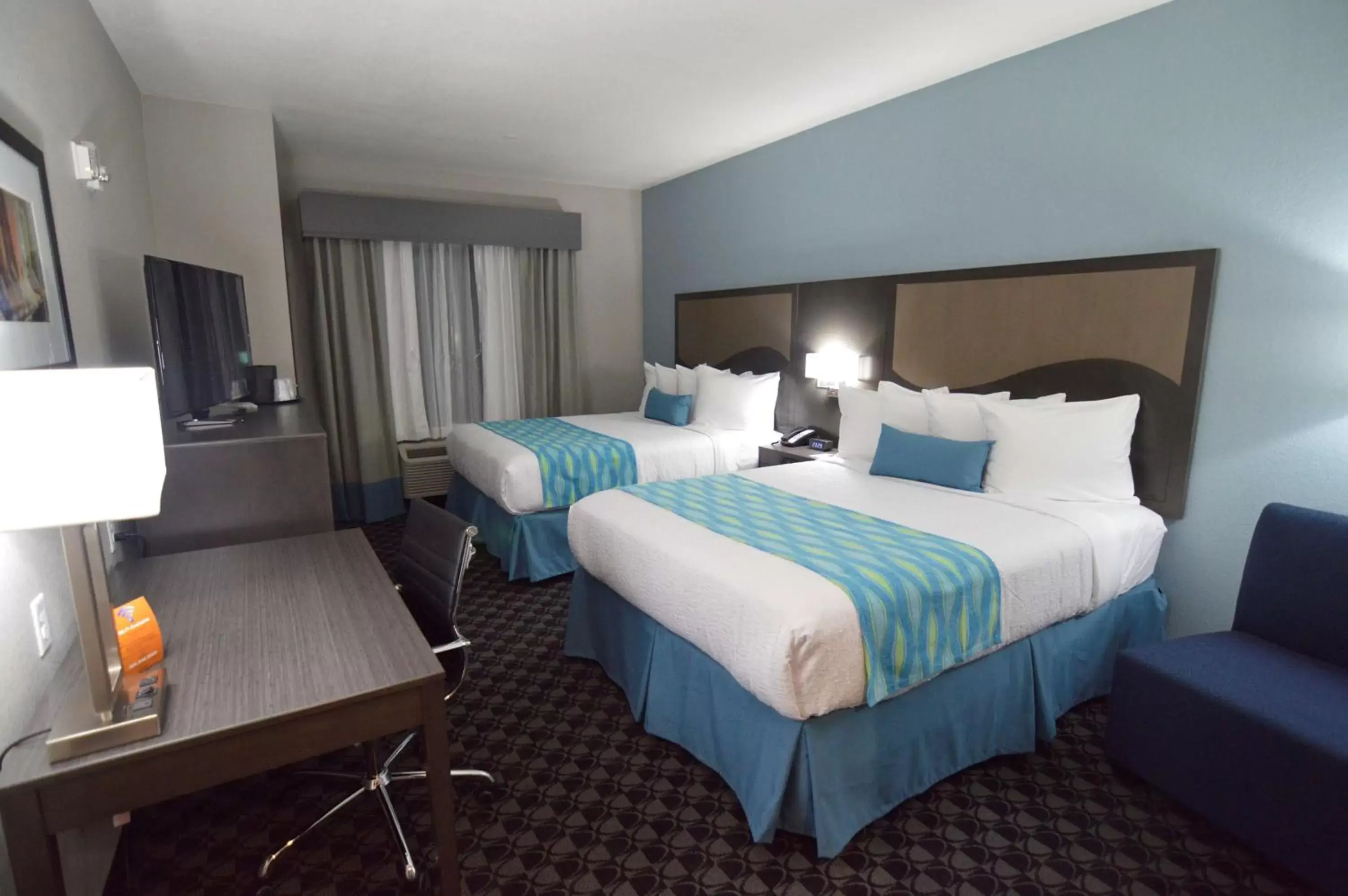 Photo of the whole room, Bed in Best Western Plus Waller Hotel