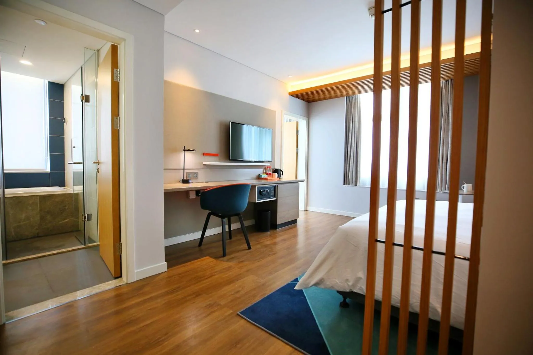 Bedroom in Holiday Inn Express Chengdu North Railway Station by IHG - Near Panda Base, Near Chunxi Road Free laundromat